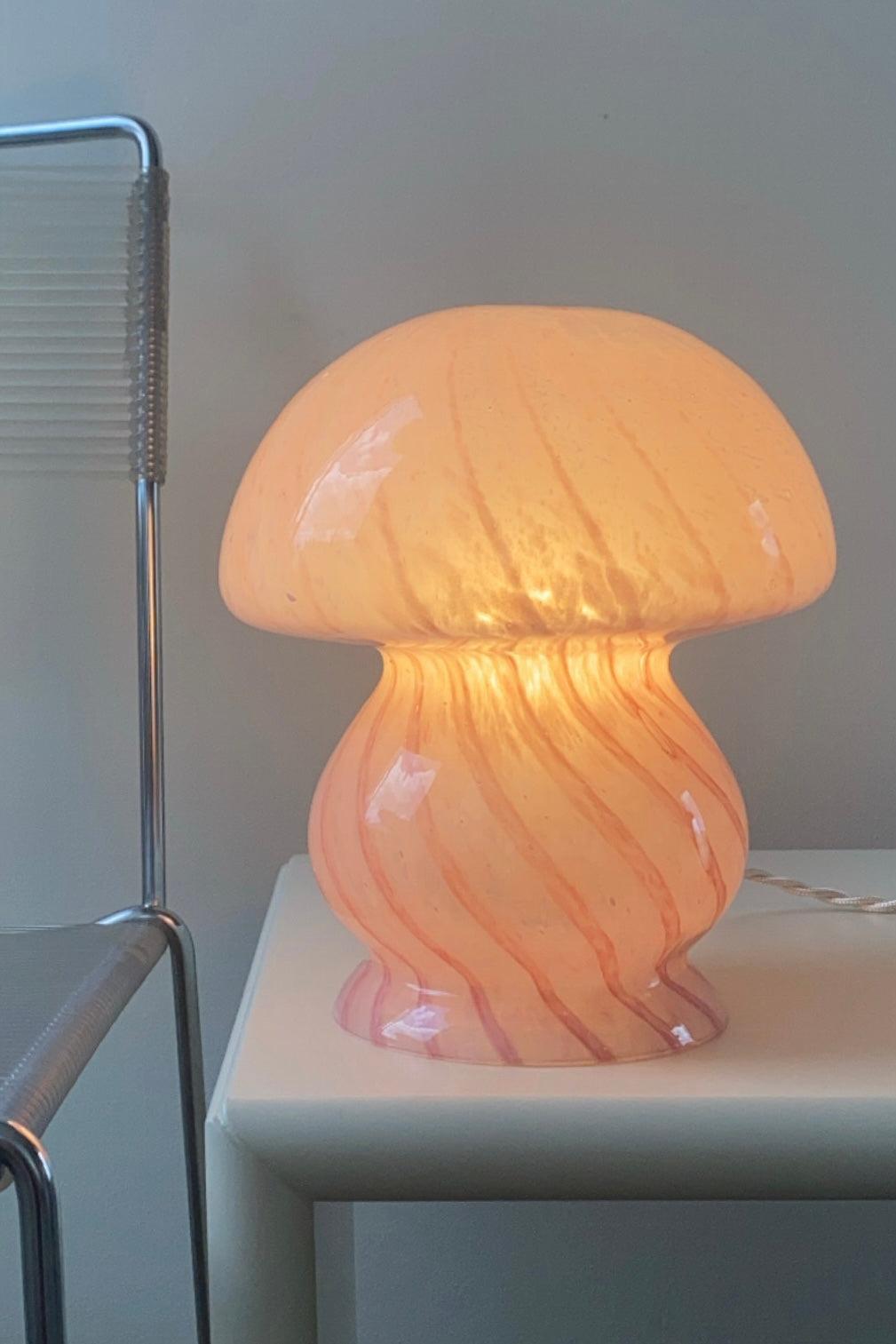 Vintage Murano baby mushroom table lamp. Mouth-blown lamp in pink / pink glass with swirl. The perfect Size for a bedside table. Handmade in Italy, and comes with new white cord.

H:22cm D:18cm. 


