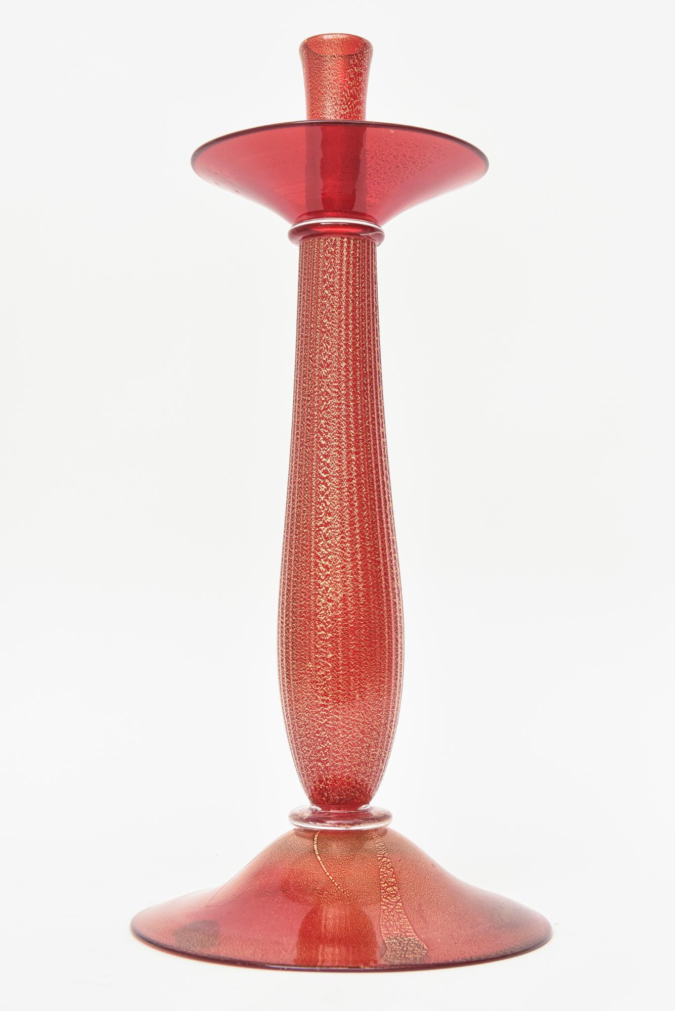 Ce bougeoir vintage en verre soufflé de Murano, datant du milieu du siècle dernier, est l'œuvre des maîtres Barovier&Toso des années 50. Il est monumental et mesure 17,5 pouces de haut.
La couleur rouge est infusée d'un abondant entourage