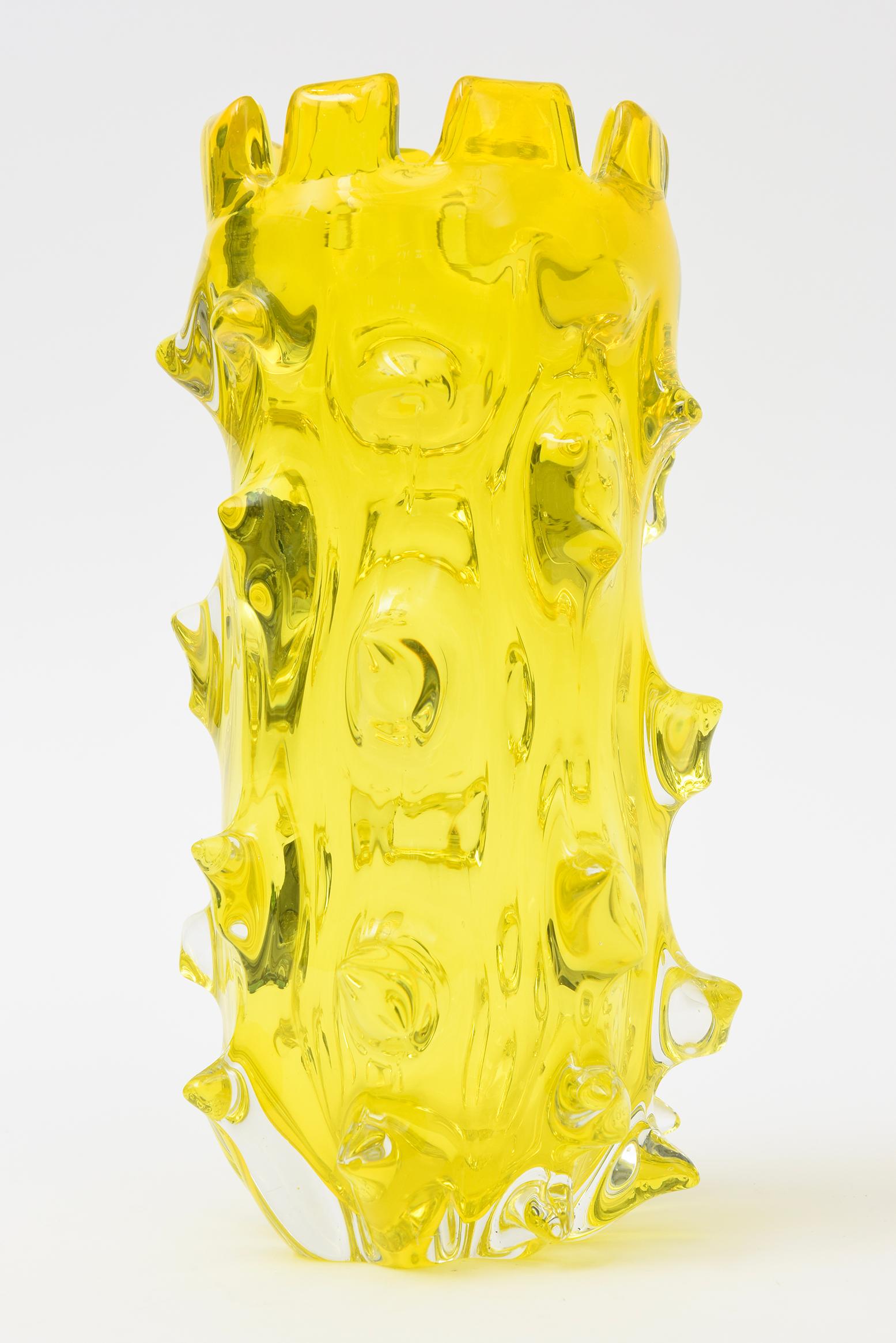 Questo vibrante vaso vintage in vetro soffiato di Murano è di un colore caldo, un bel giallo pop. È opera dell'artista Barovier&Toso, degli anni '50.
Si tratta della tecnica rostrata con appendici e sporgenze di forma simile a un capezzolo. Misura