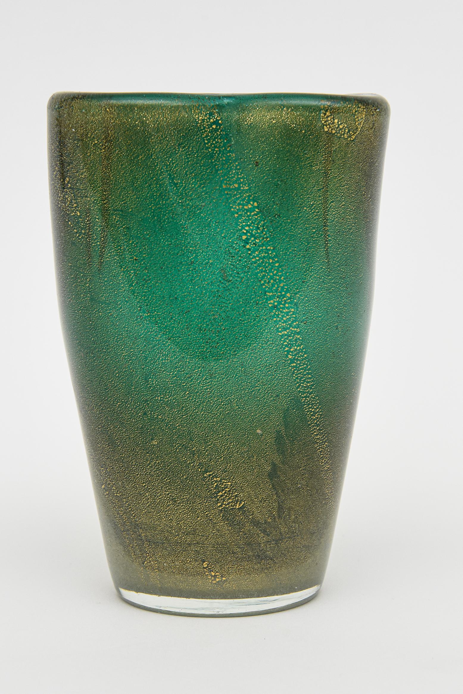 Ce joli vase ou récipient vintage en verre soufflé à la main de Murano Barovier&Toso est de style moderne du milieu du siècle dernier. Les couleurs sont un vert émeraude infusé d'une abondante aventurine dorée. La partie supérieure présente des