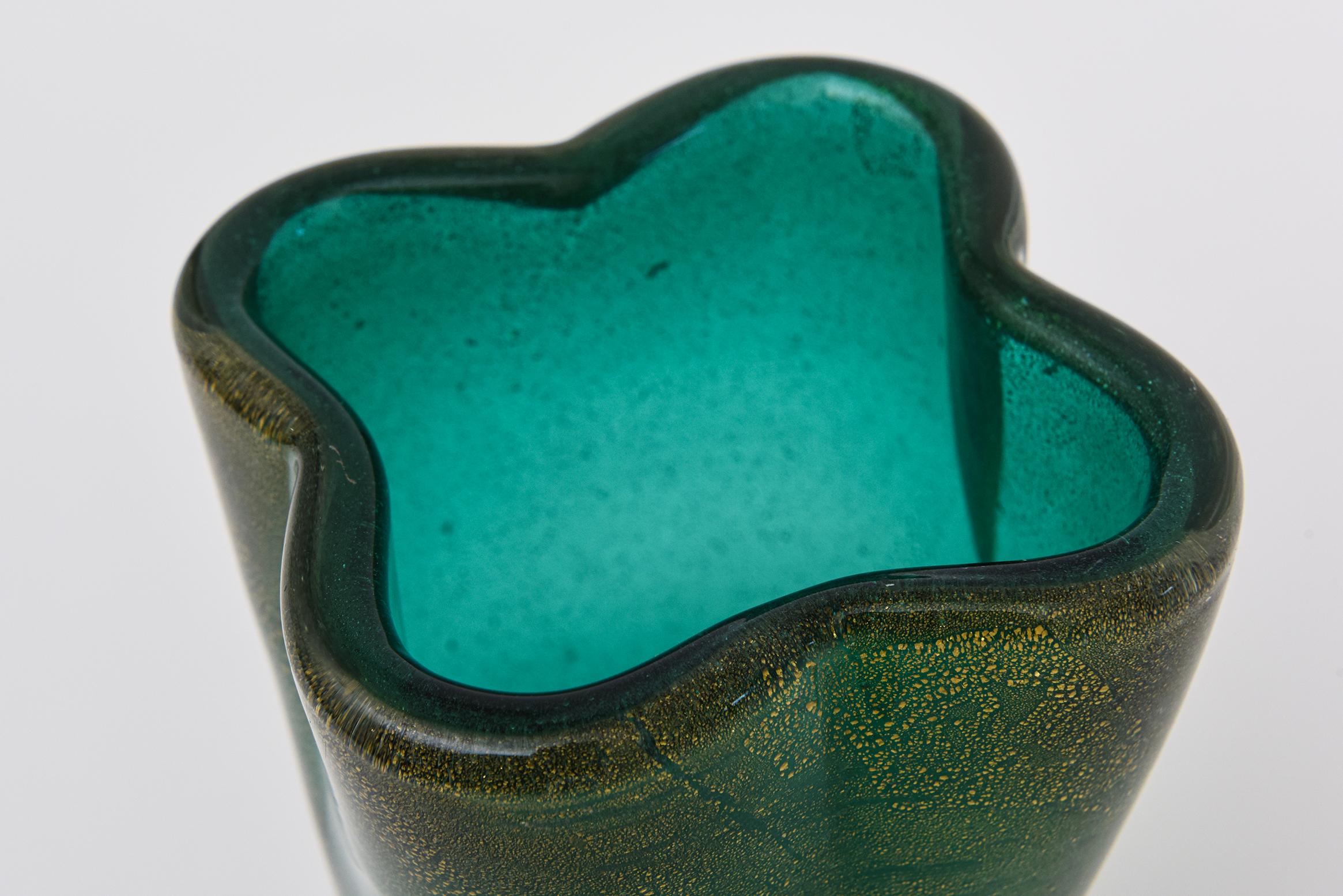 italien Vase vintage en verre de Murano Barovier et Toso vert de mer, émeraude et aventurine dorée en vente