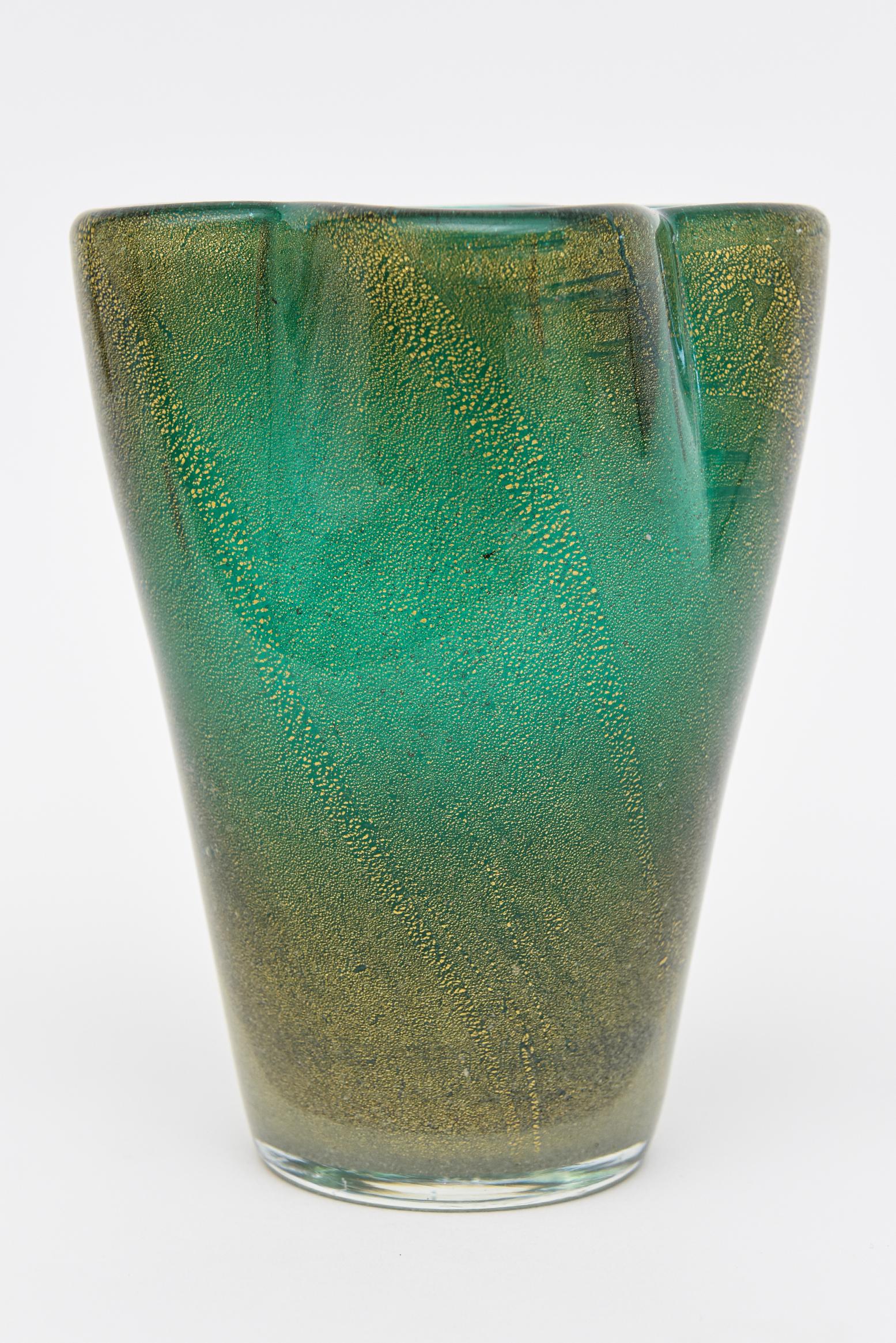 Vintage Murano Barovier et Toso Sea Green Emerald and Gold Aventurine Glass Vase In Good Condition For Sale In North Miami, FL