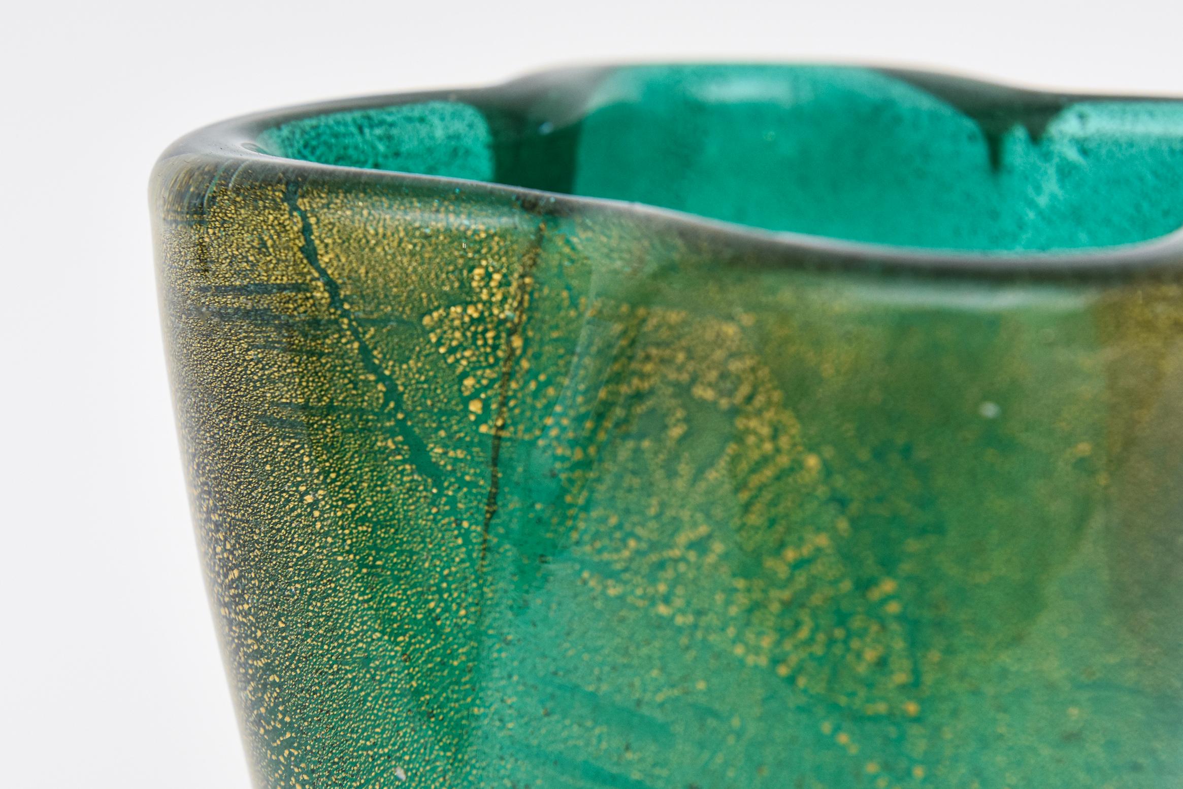 Milieu du XXe siècle Vase vintage en verre de Murano Barovier et Toso vert de mer, émeraude et aventurine dorée en vente