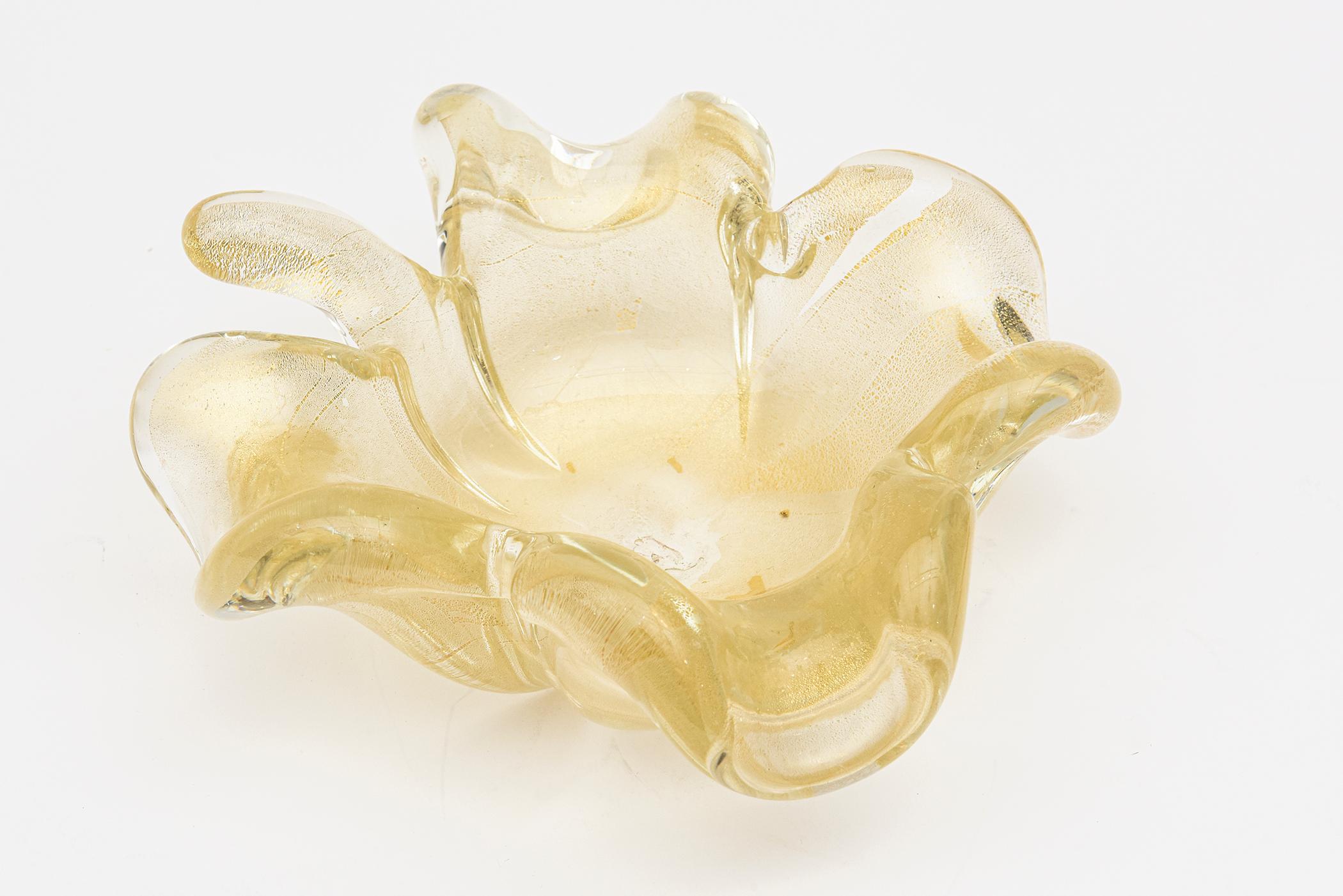 Diese schöne italienische Murano Vintage Mitte des Jahrhunderts modern Barovier & Toso  Die Schale aus mundgeblasenem Glas ist massiv und mit reichlich goldenem Aventurin verziert. Der Stiel an einem Ende stellt eine Blumenform dar und hat eine