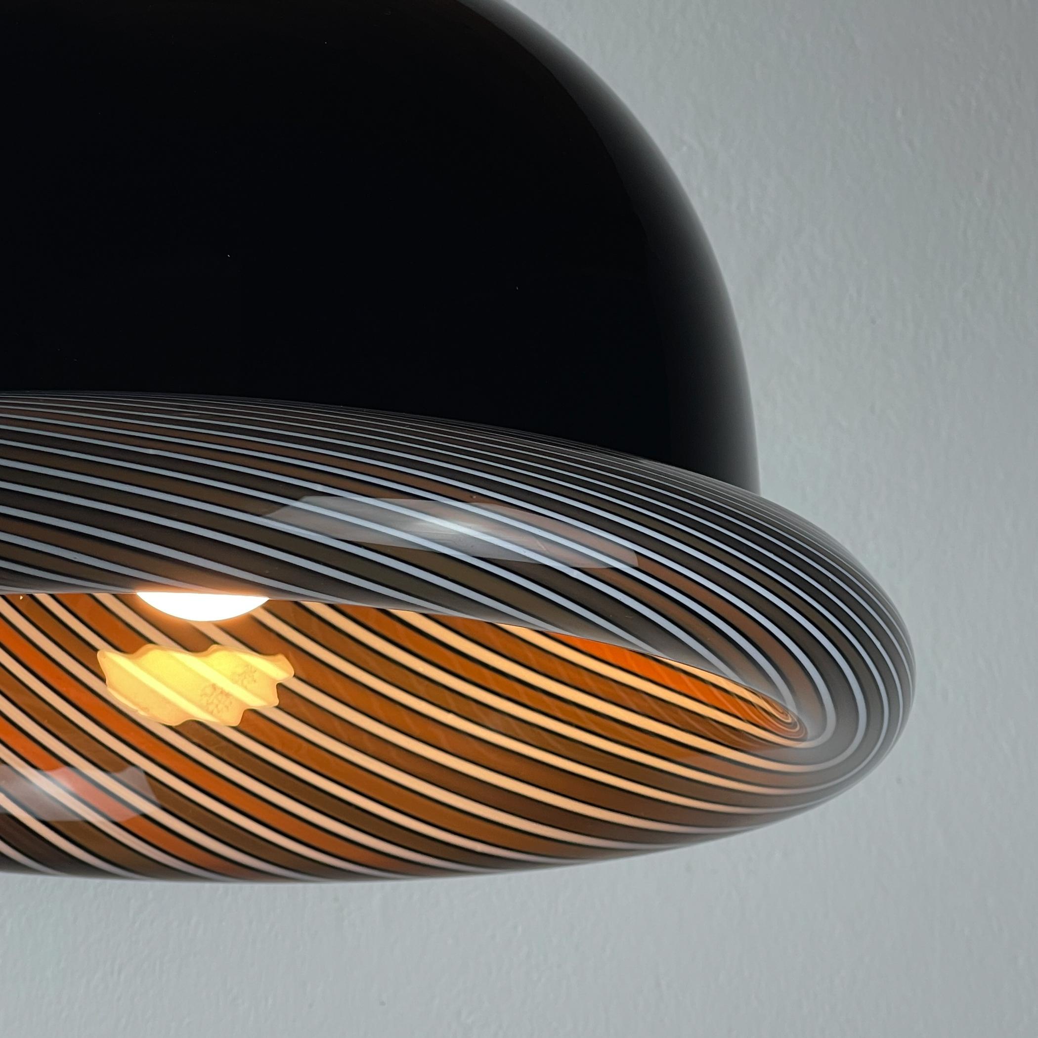 Etonnante et rare lampe suspendue Murano noire. Fabriqué en Italie dans les années 1960.

La lampe est en très bon état vintage, sans aucun dommage. Le Label original a été préservé.

Dimensions :
Largeur : 40 cm
Hauteur : 24 cm
Hauteur de la lampe
