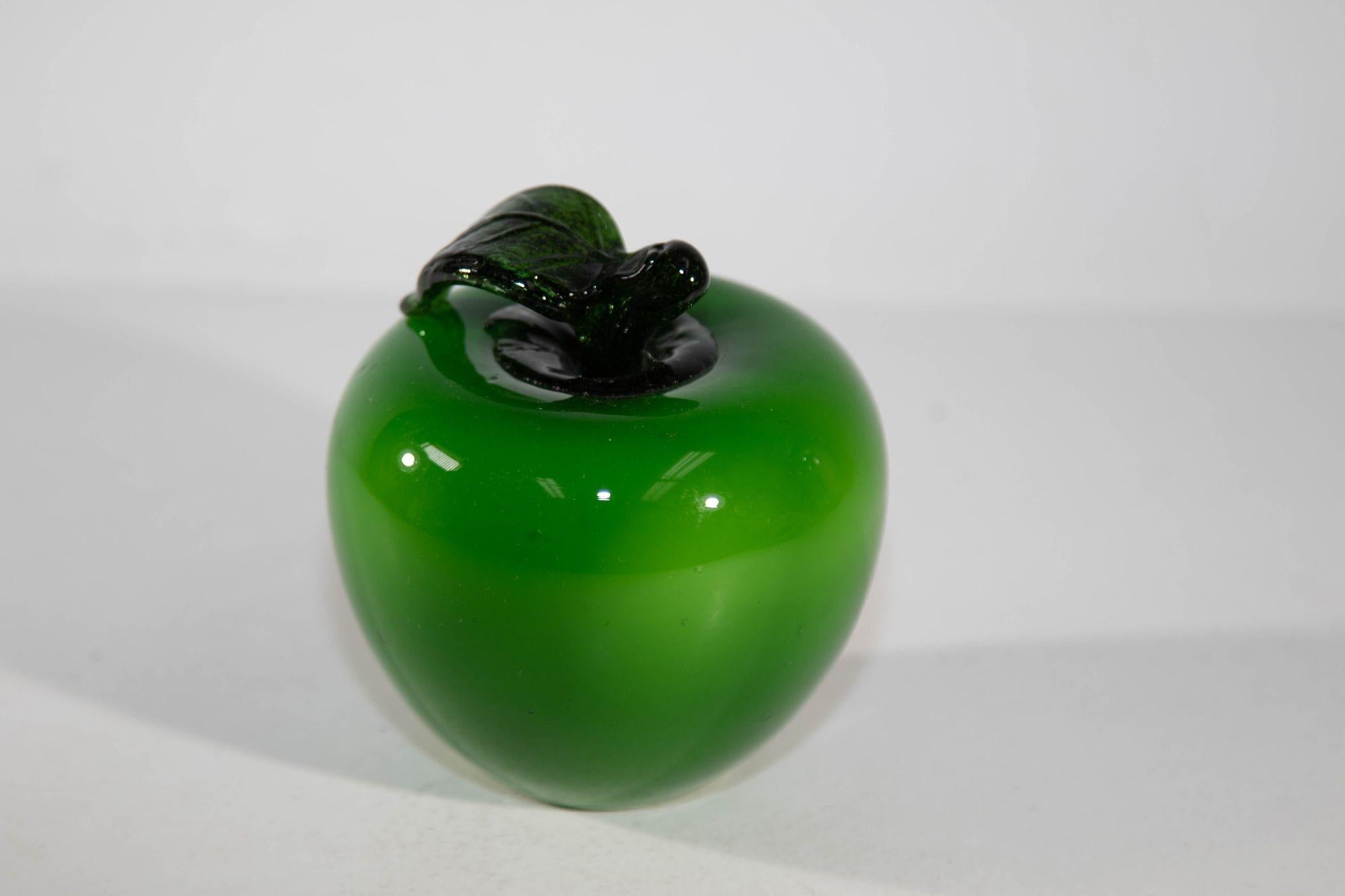 Postmoderne Presse-papiers pomme vert vif en verre soufflé de Murano vintage des années 1980 en vente