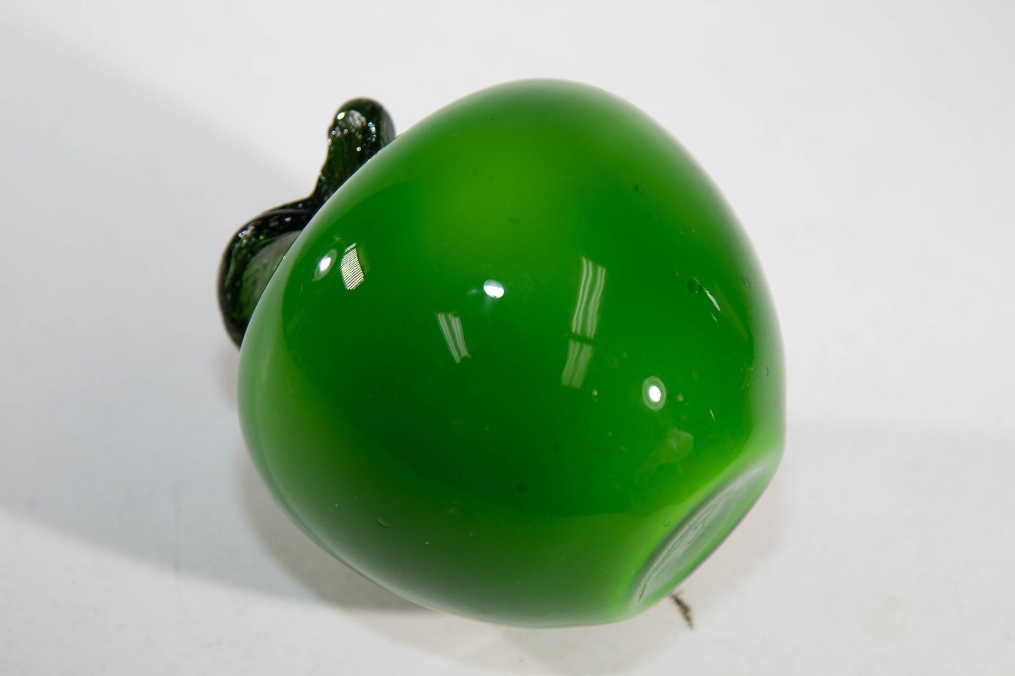 20ième siècle Presse-papiers pomme vert vif en verre soufflé de Murano vintage des années 1980 en vente