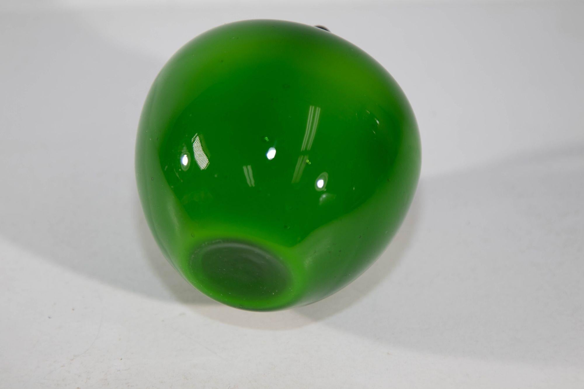 Vintage Murano Blown Glass Bright Green Apple Paperweight 1980s In Good Condition For Sale In North Hollywood, CA
