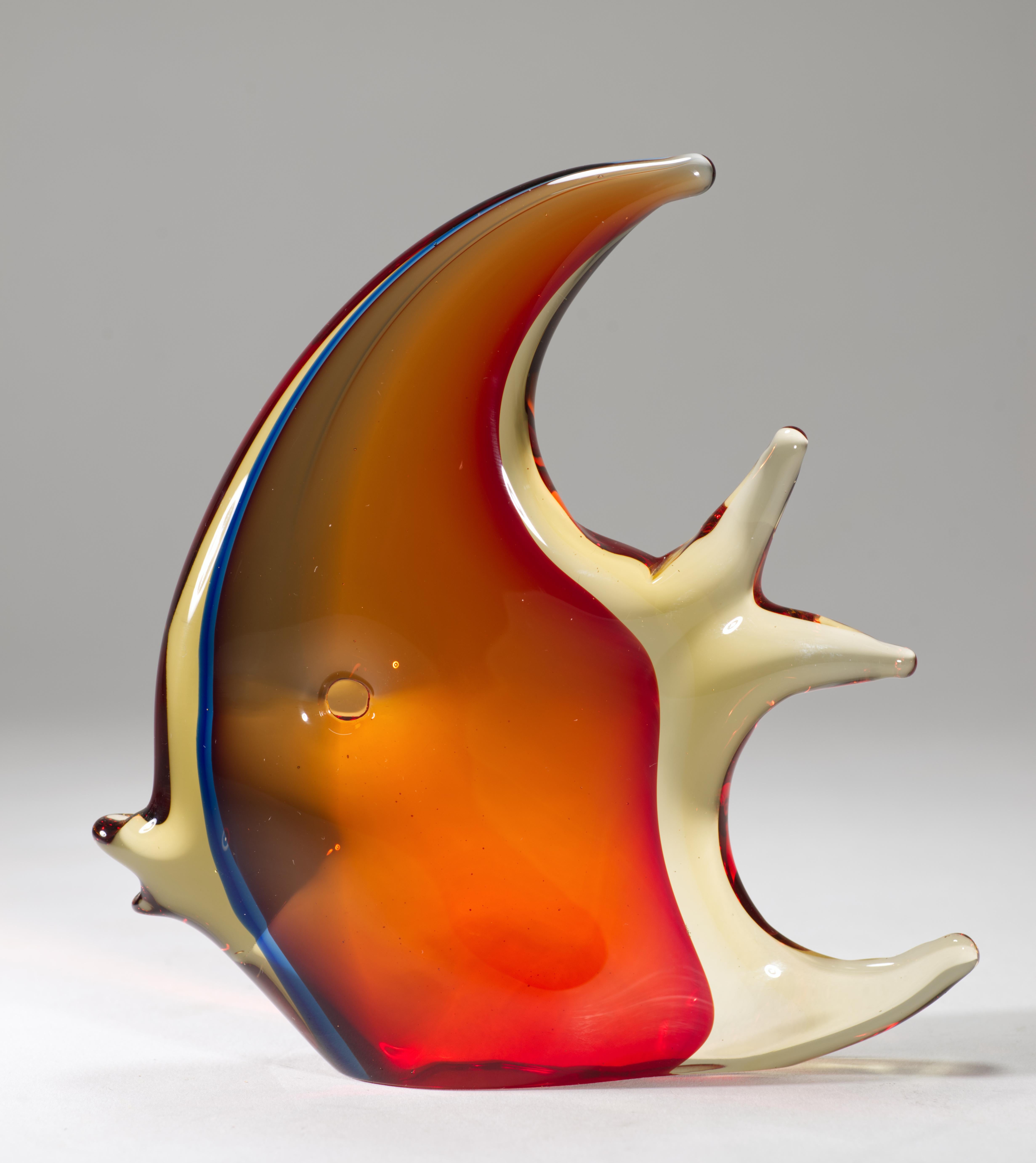  Skulpturale, farbenfrohe Fischfigur aus Murano-Glas mit juwelenfarbenem bordeauxrotem Kern und dunkelblauem Akzent, eingefasst in Klarglas in Sommerso-Technik. Die abstrakte Form eines tropischen Fisches oder Engelsfisches mit minimalen Details an
