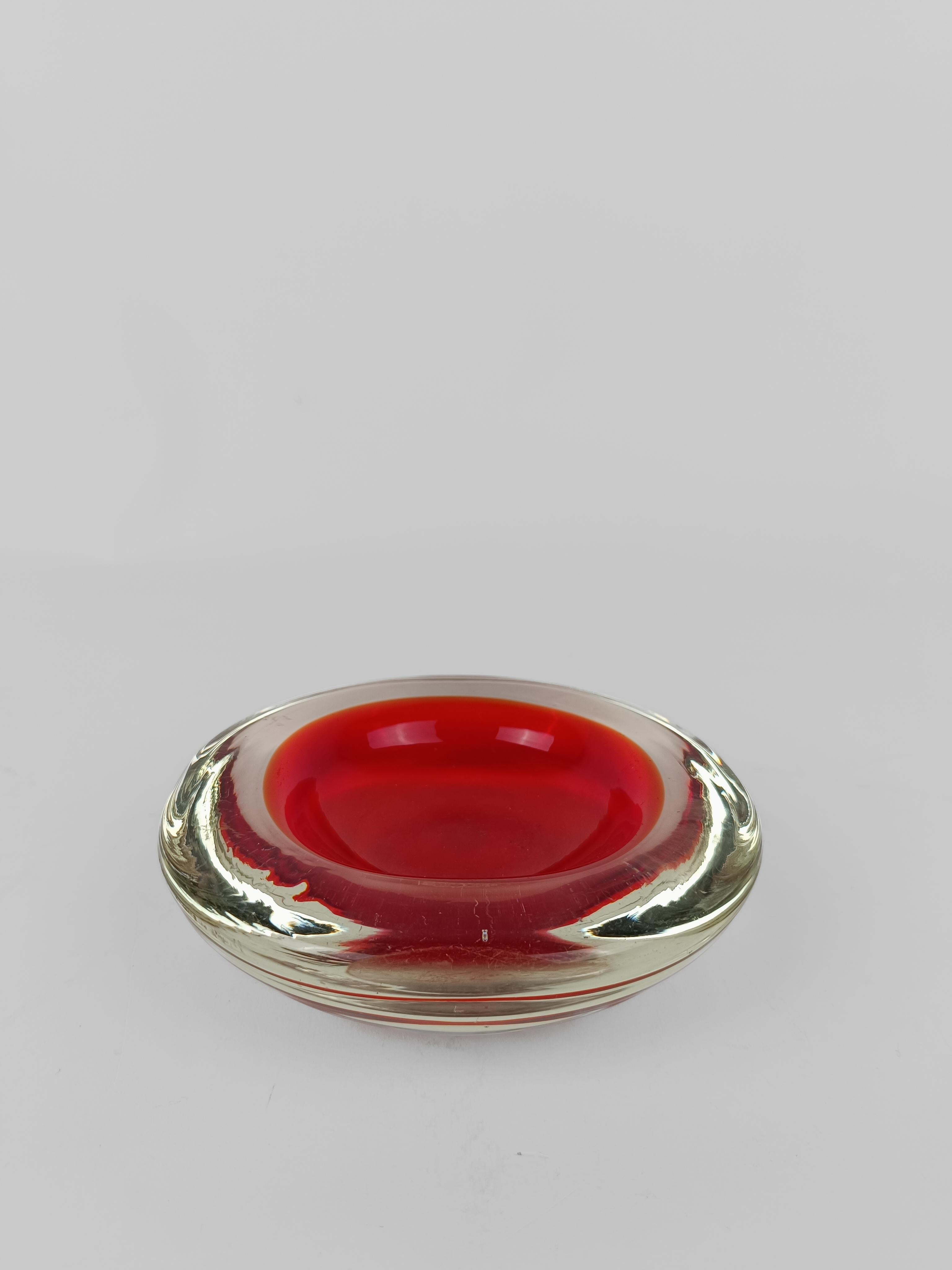 A collector's item, unique because it was handcrafted, like all the creations made by master glassmakers in Murano.

We offer for sale a bowl dating back to the 1960s and 1970s, made of transparent and red glass with the 
