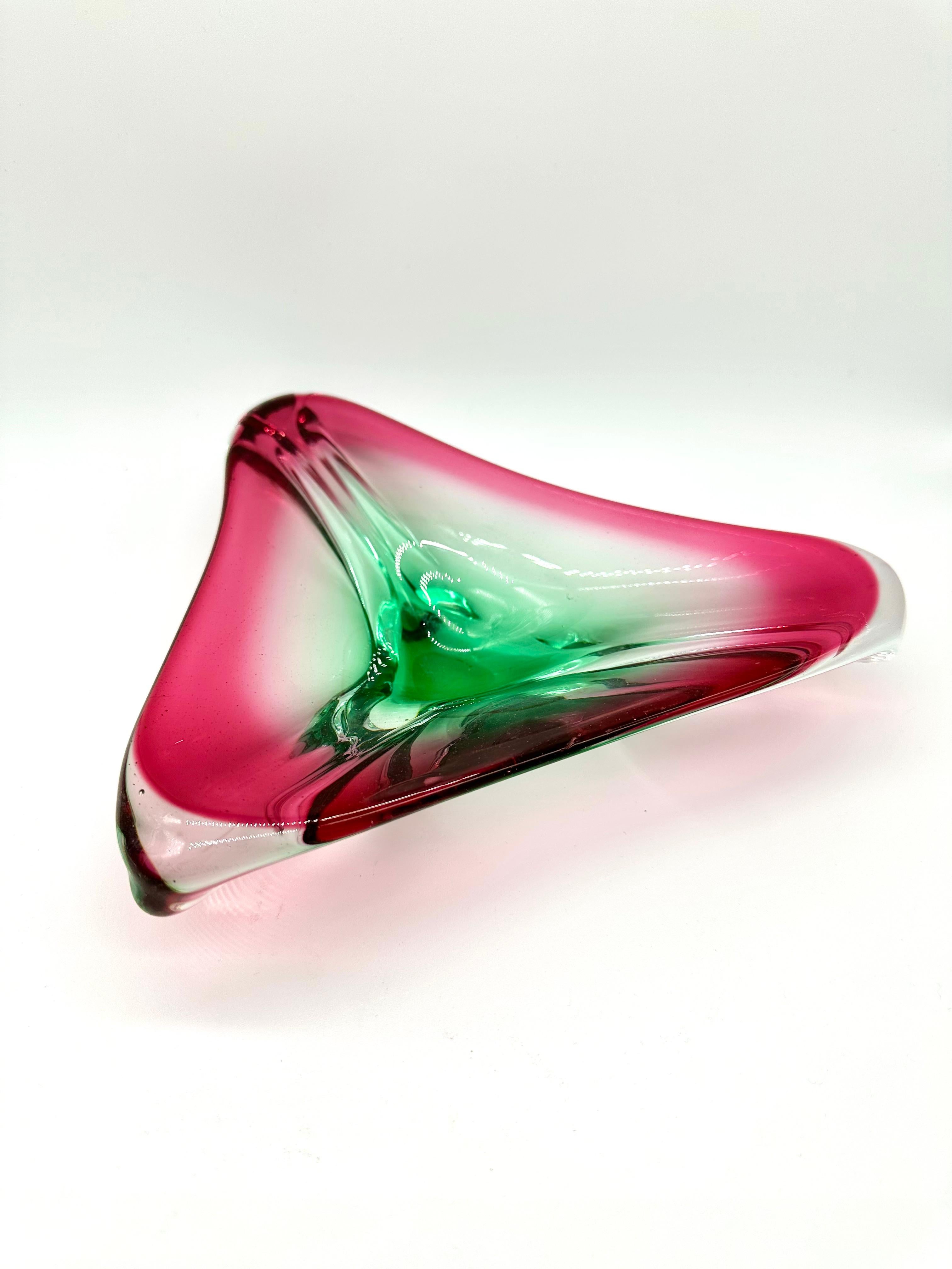 Murano Glas - Couchtisch Dekoration - Glasskulptur 

So magisch es auf den ersten Blick erscheinen mag, Murano-Glas ist vor allem eine Frage der Chemie. Die Farbe entsteht durch die Reaktion bestimmter Elemente, die, wenn sie der Glasschmelze