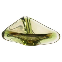 Ciotola/Vide Poche di Murano d'epoca in vetro verde "Uranium", pezzo d'accento triangolare