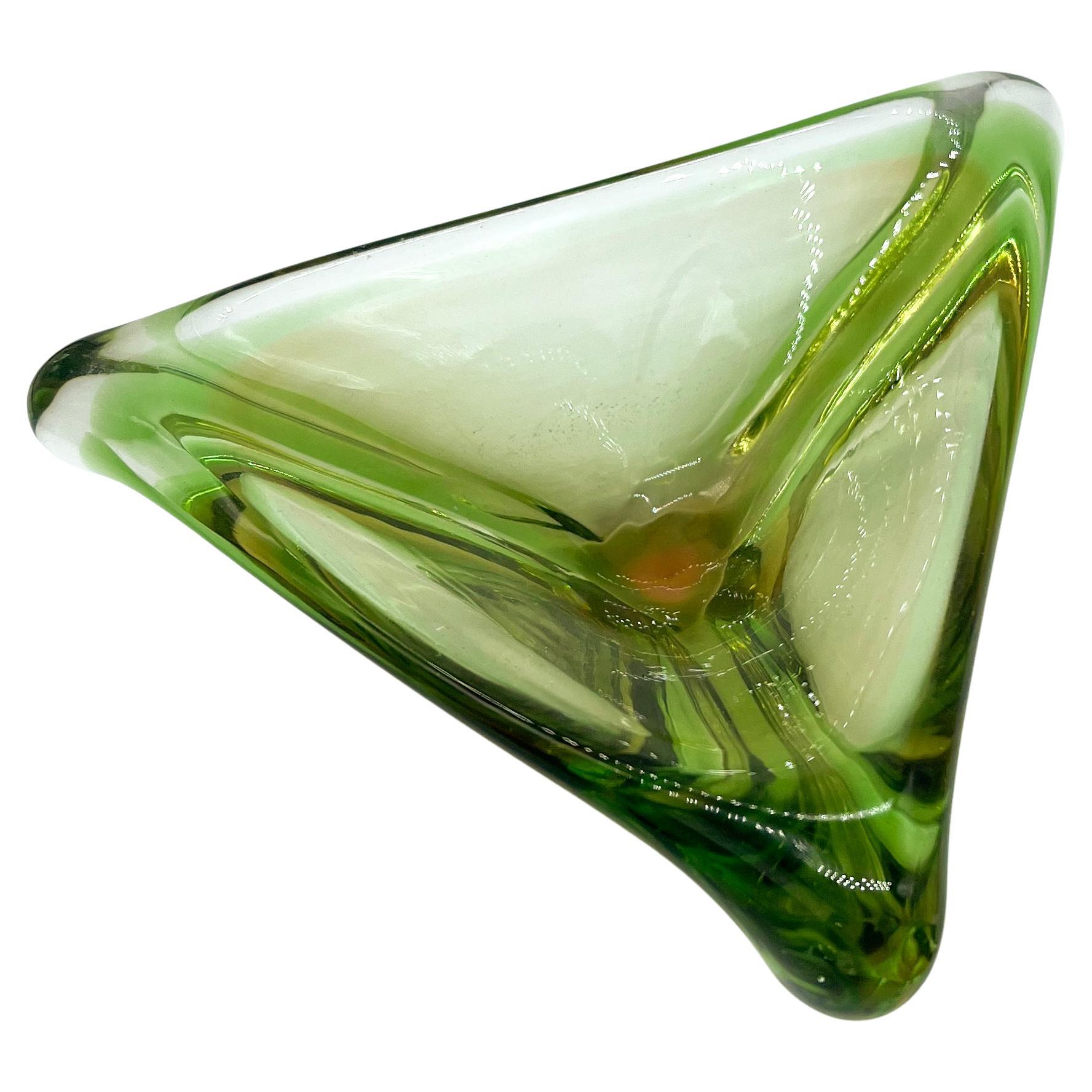 Ciotola/Vide Poche di Murano d'epoca in vetro verde "Uranium", pezzo d'accento triangolare in vendita