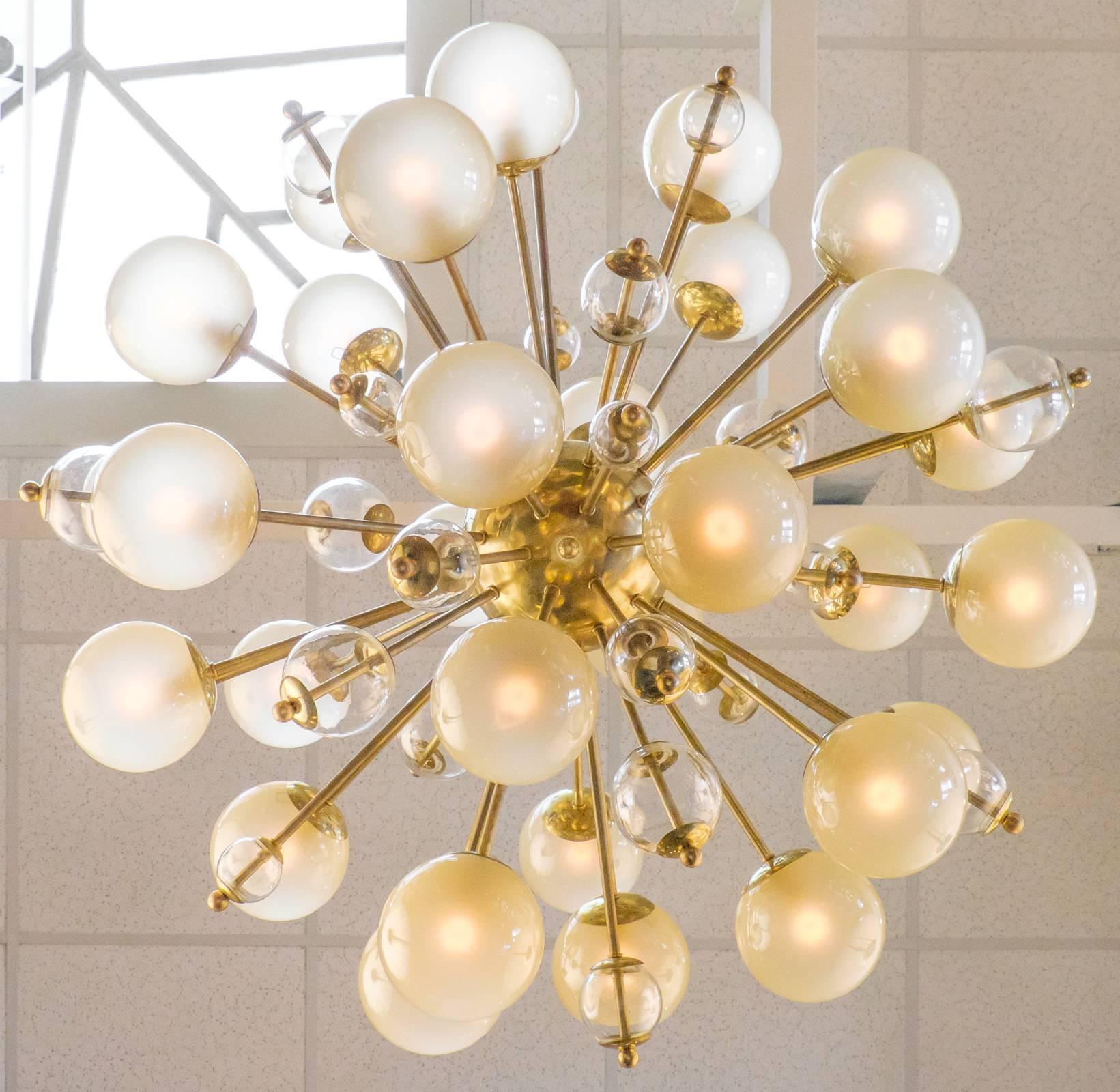 italien Lustre Spoutnik de Murano vintage avec globes champagne en vente