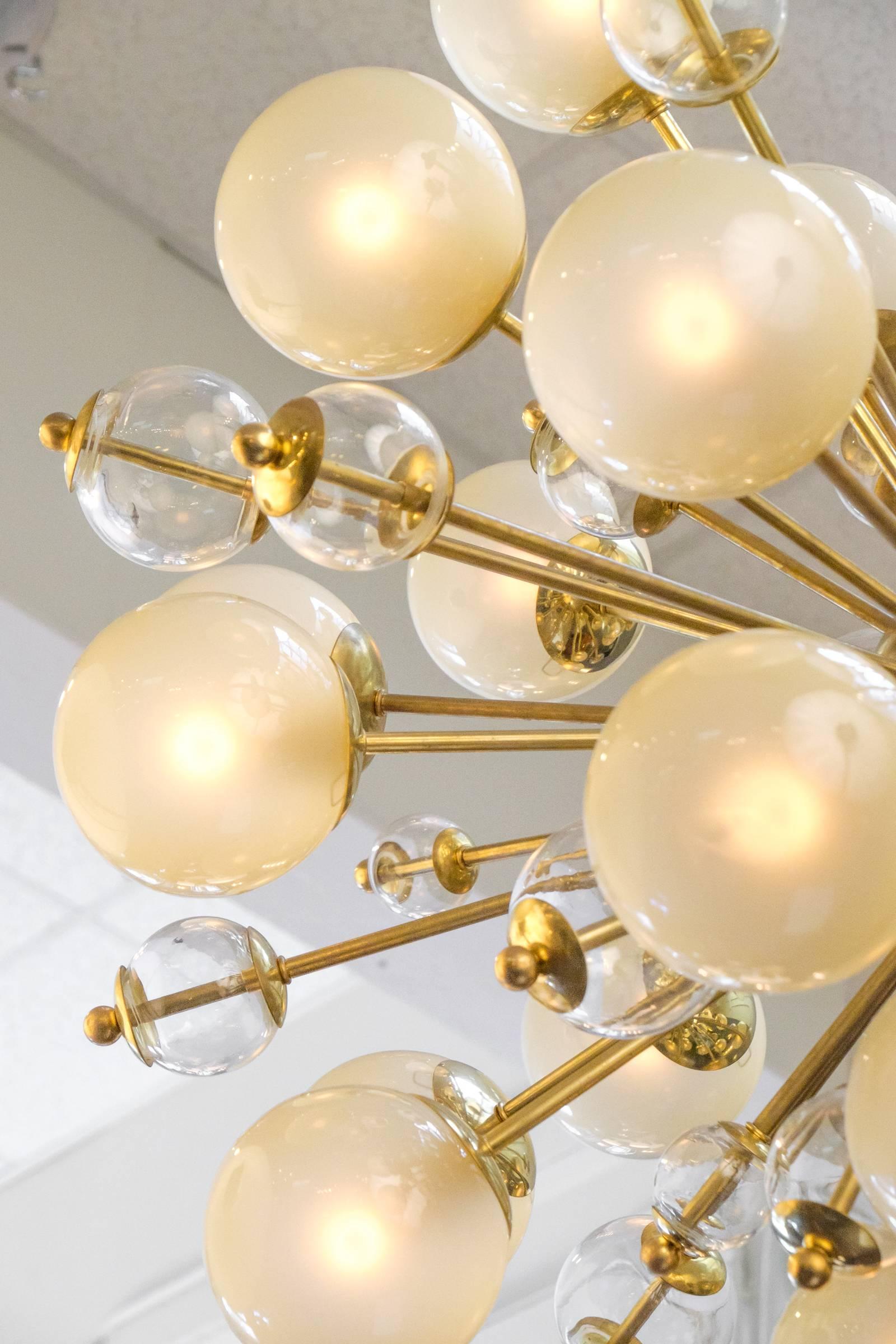 Laiton Lustre Spoutnik de Murano vintage avec globes champagne en vente