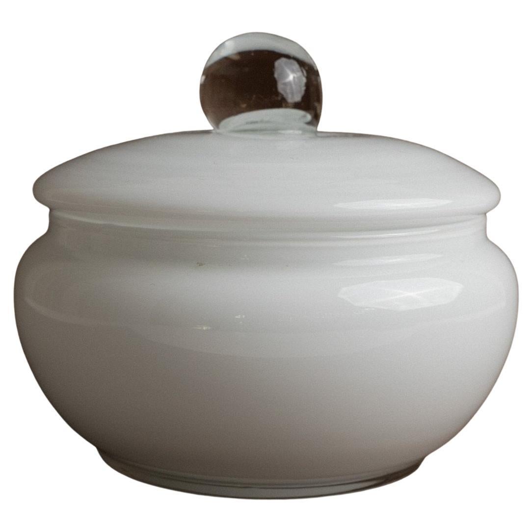 Vintage Murano Bonbonschale mit Deckel - weiß und transparent, zeitlos - Italien 1970er Jahre - Tischdekoration, Glaskunst, Geschenkidee retro

Die elegante Vintage Murano Bonbonschale mit Deckel aus den 1970er Jahren ist ein zeitloses Highlight für