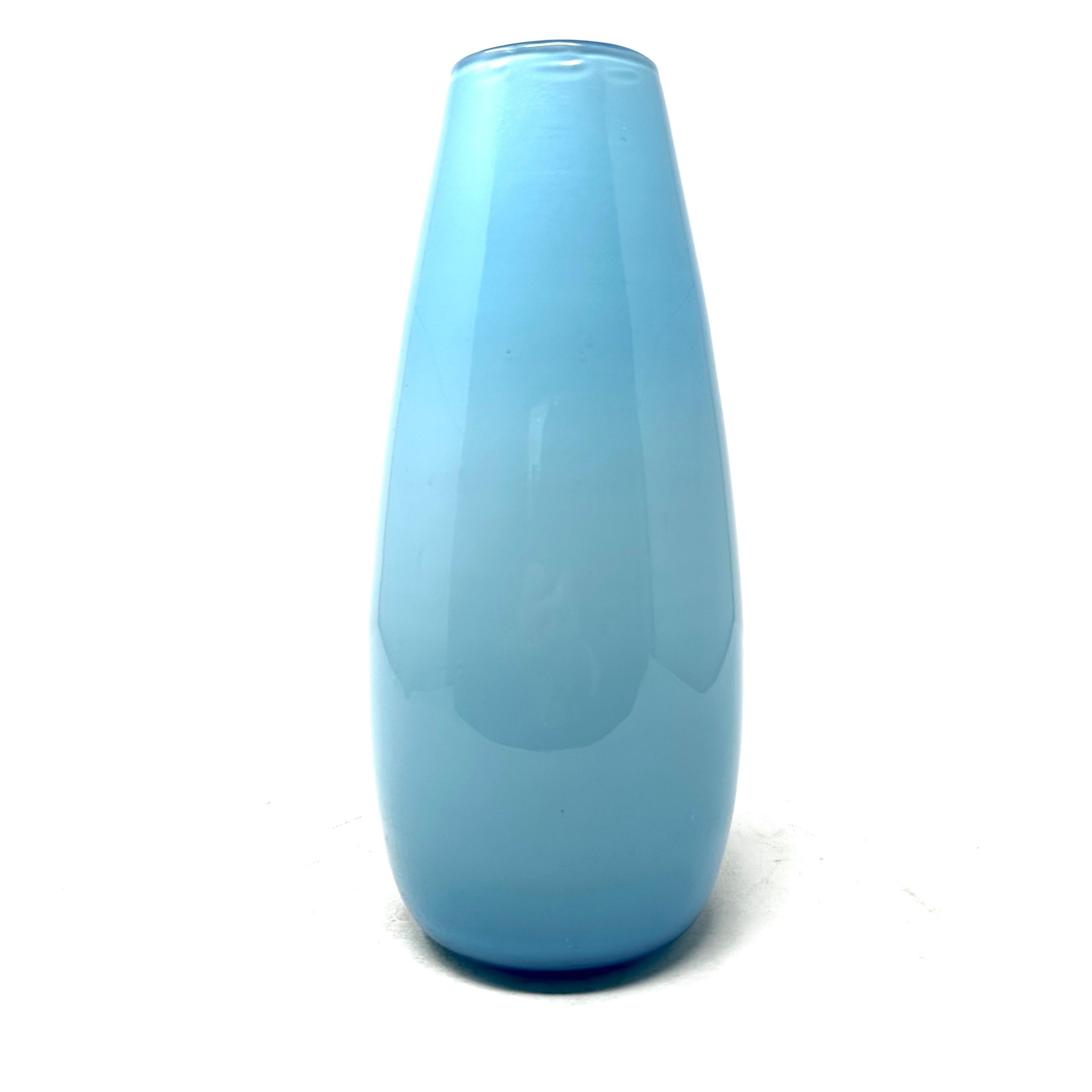 Vaso in vetro opalino di Murano blu chiaro vintage. Questo pezzo della metà del XX secolo mostra la squisita abilità artigianale tipica dei vetrai di Murano. Presenta una delicata stratificazione di vetro bianco opaco combinato con colori vivaci,