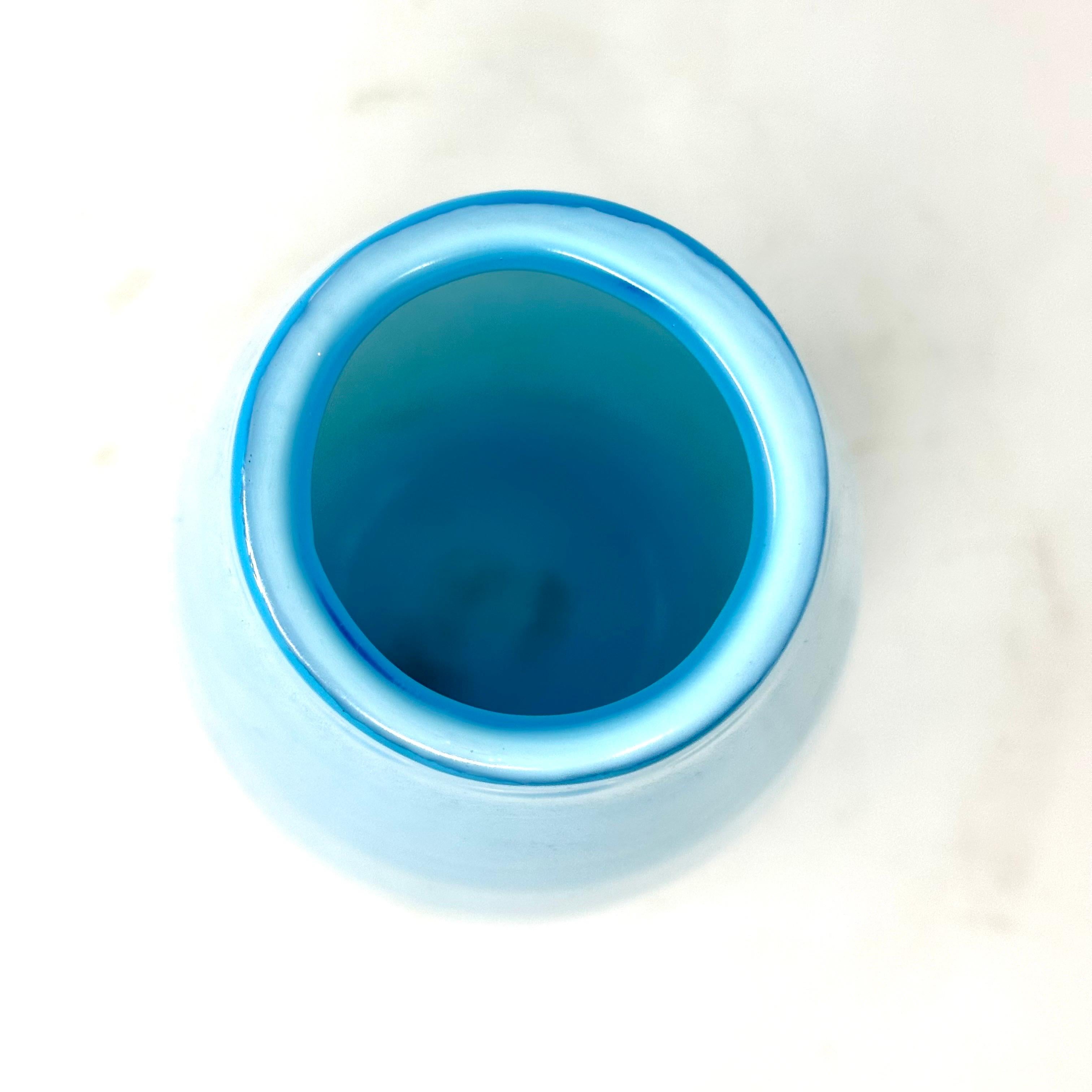 Mid-Century moderno Vaso in vetro opalino incamiciato di Murano d'epoca in vendita