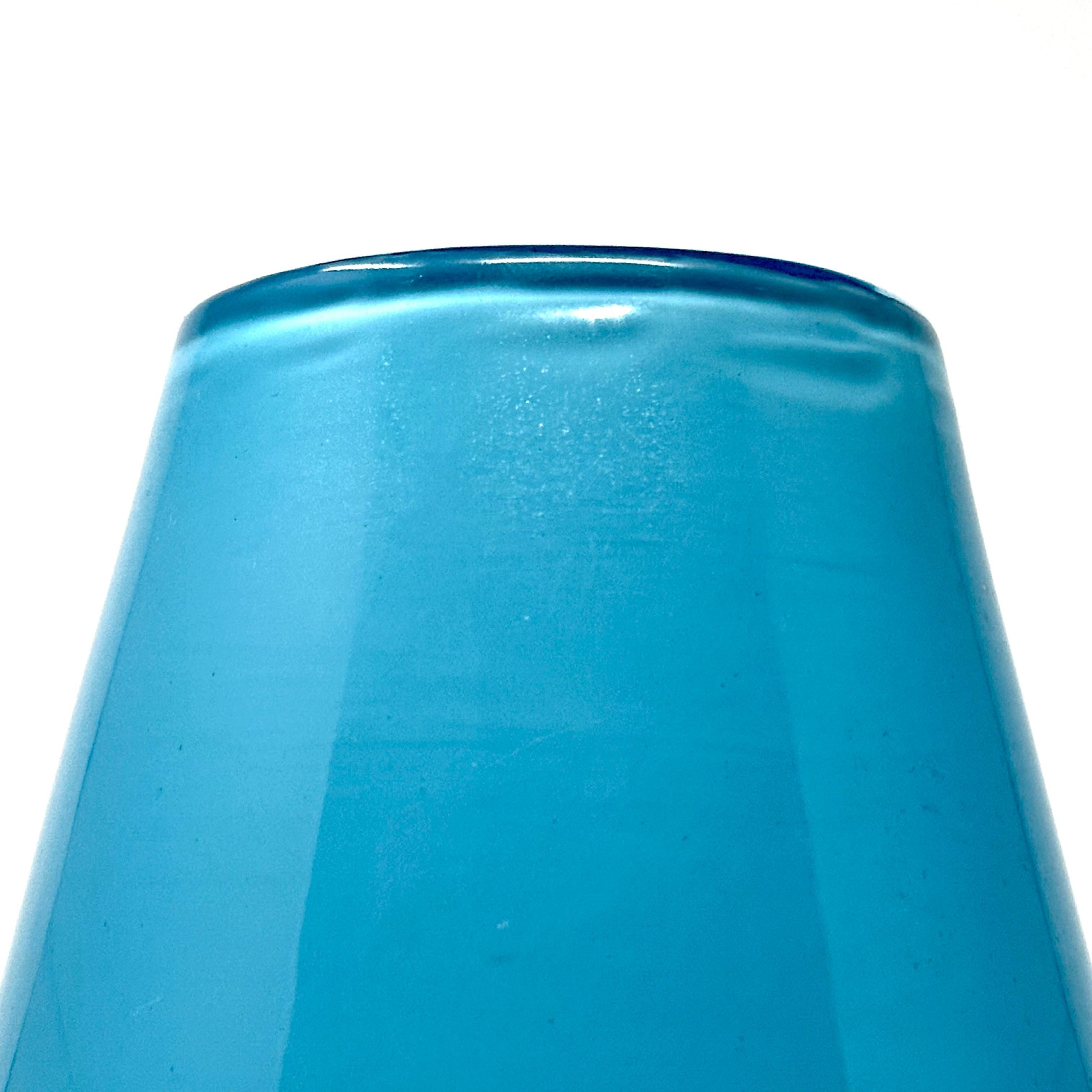 Vetro artistico Vaso in vetro opalino incamiciato di Murano d'epoca in vendita