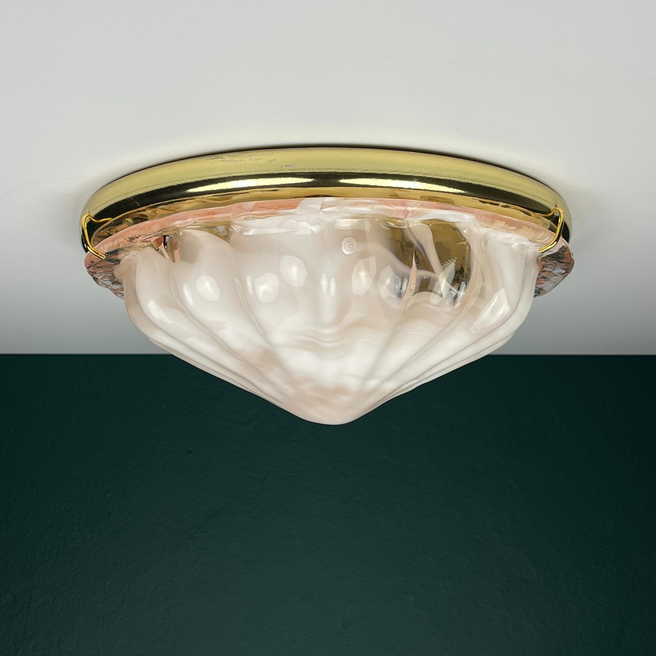 Lámpara de techo de murano original de La Murrina fabricada en Italia en la década de 1980.
La Murrina es un símbolo de excelencia en el diseño con productos de cristal únicos 