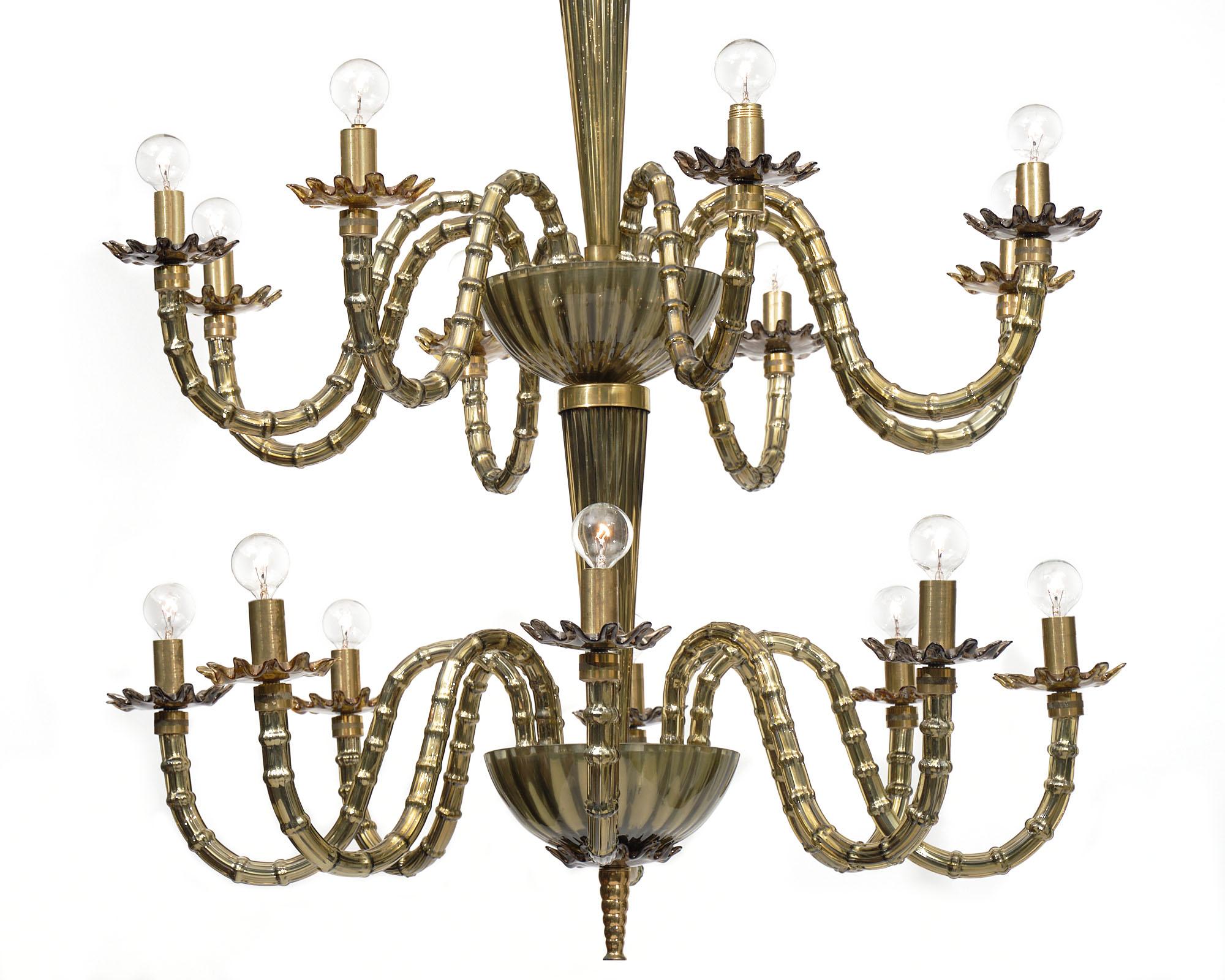 Italian chandelier from the from the Iconic Seguso factory on the island of Murano. The “Oro Specchiato” glass was mirrored and fused with gold leafing. This elegant and masterly crafted chandelier boasts 16 branches on two levels.