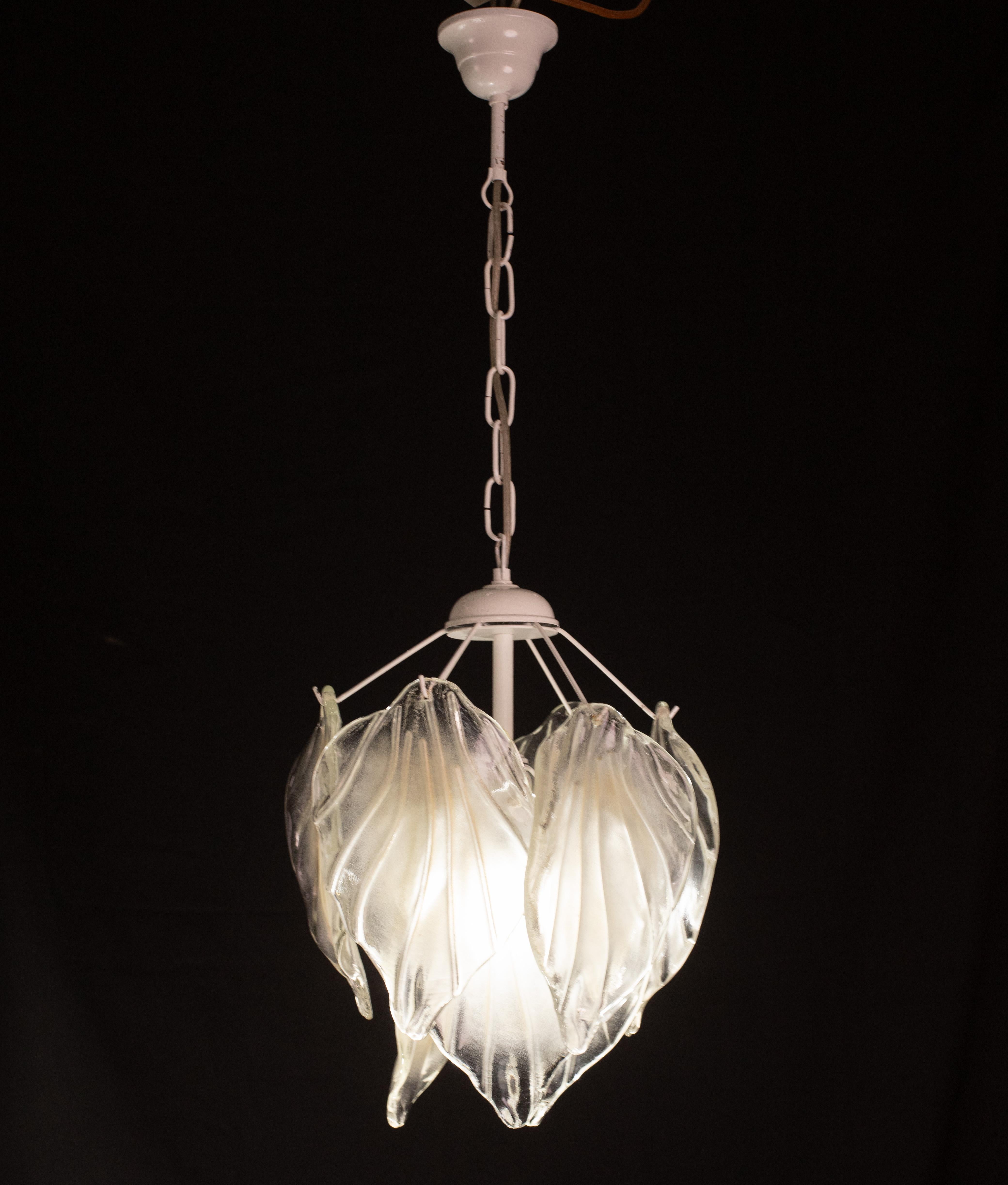 Stupendo lampadario con foglie trasparenti e opache di Murano, 1970.
Il lampadario è composto da 9 bellissime foglie trasparenti e opache su due livelli di rotazione.
Il lampadario monta una luce e27, standard europeo, con possibilità di ricablaggio