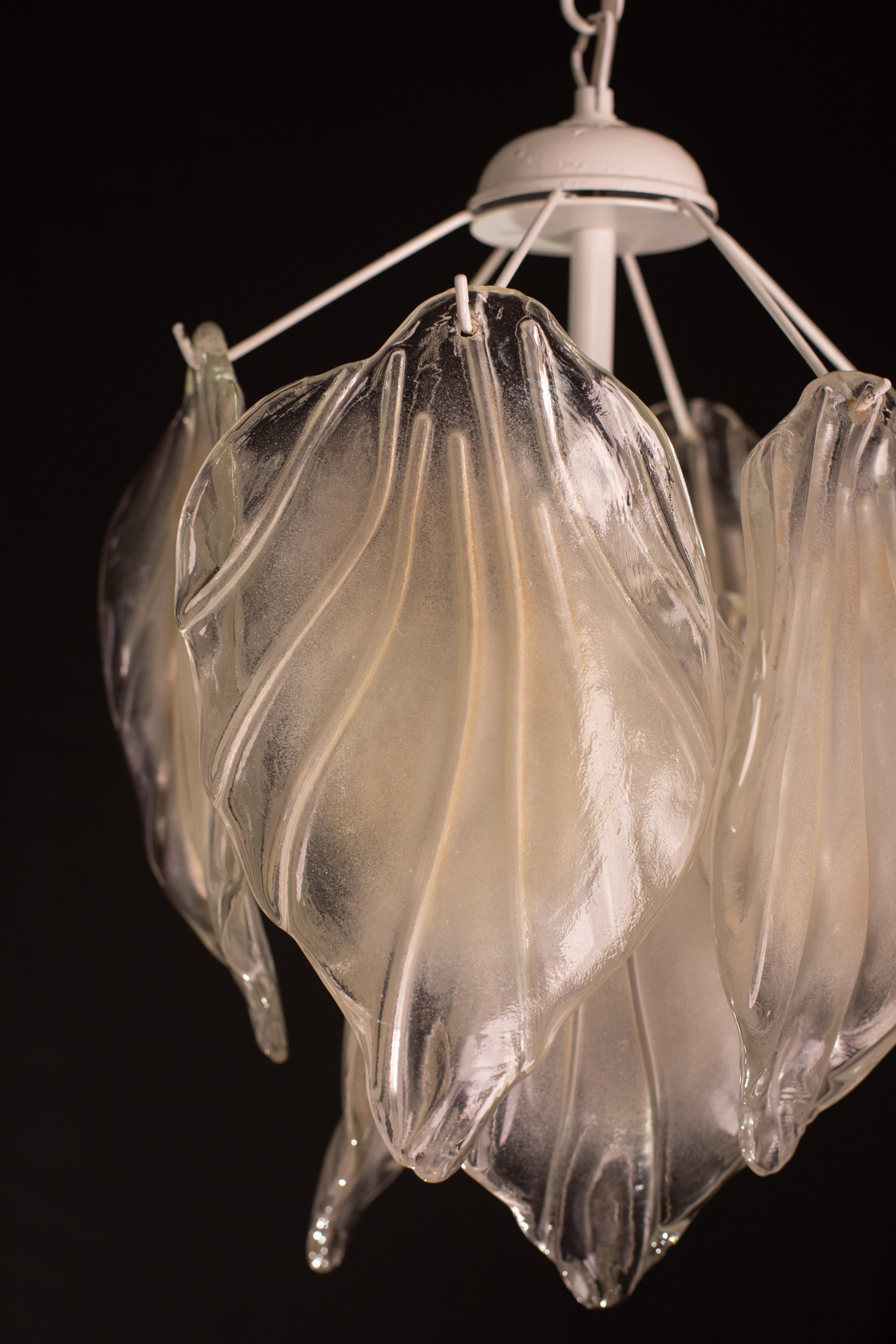 Vetro di Murano Lampadario di Murano d'epoca con foglie di colore trasparente e opaco in vendita