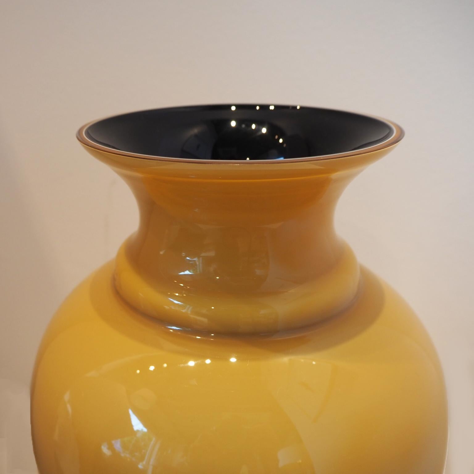 Vintage Murano Contrasting Mustard Vase In Good Condition For Sale In London, GB