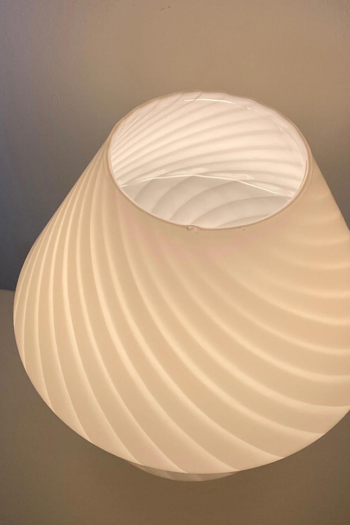 Vintage Murano Cream Yellow Swirl Mushroom Table Lamp In Good Condition In København, DK