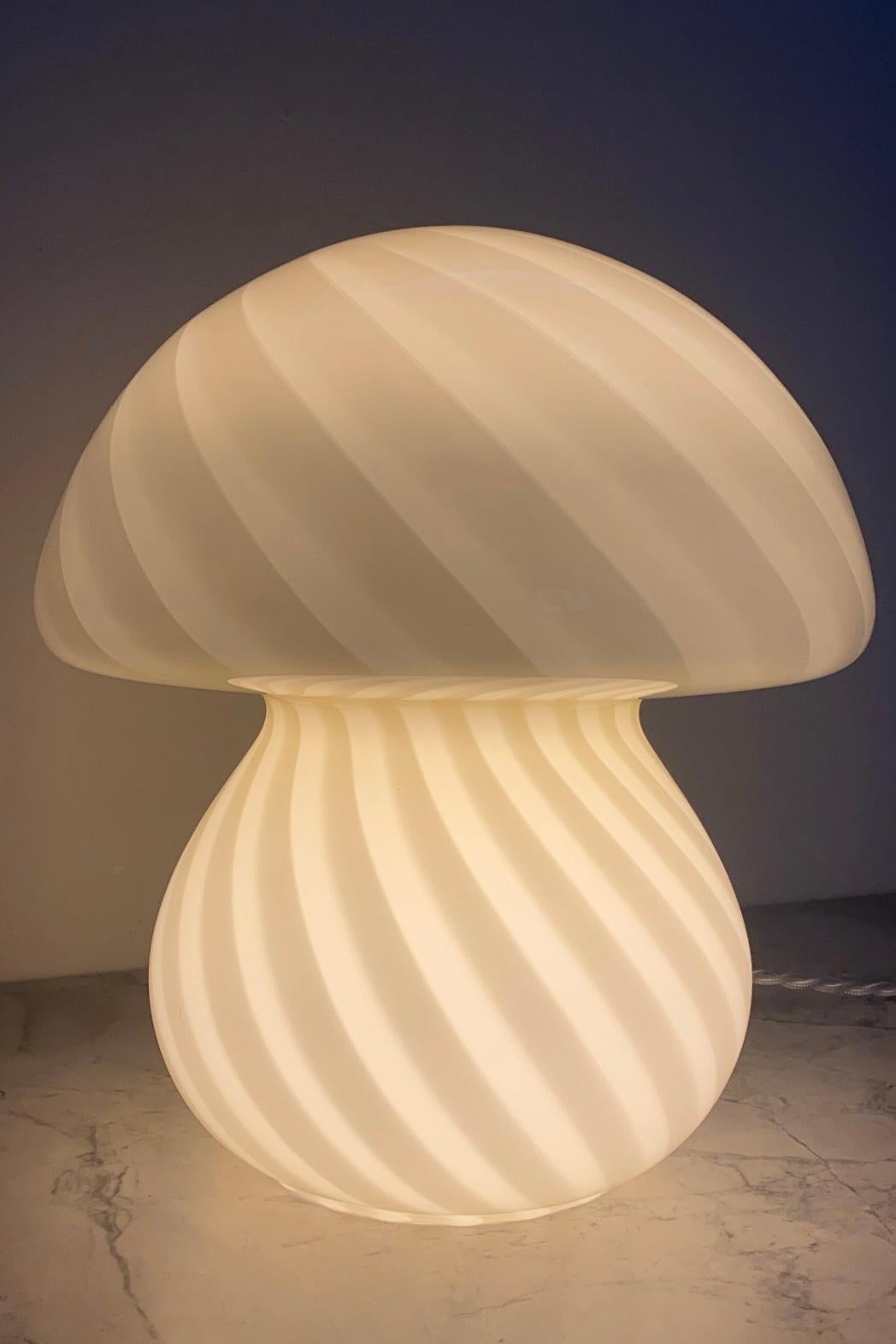 Italian Vintage Murano creme yellow champignon mushroom table lamp with swirl in glass For Sale