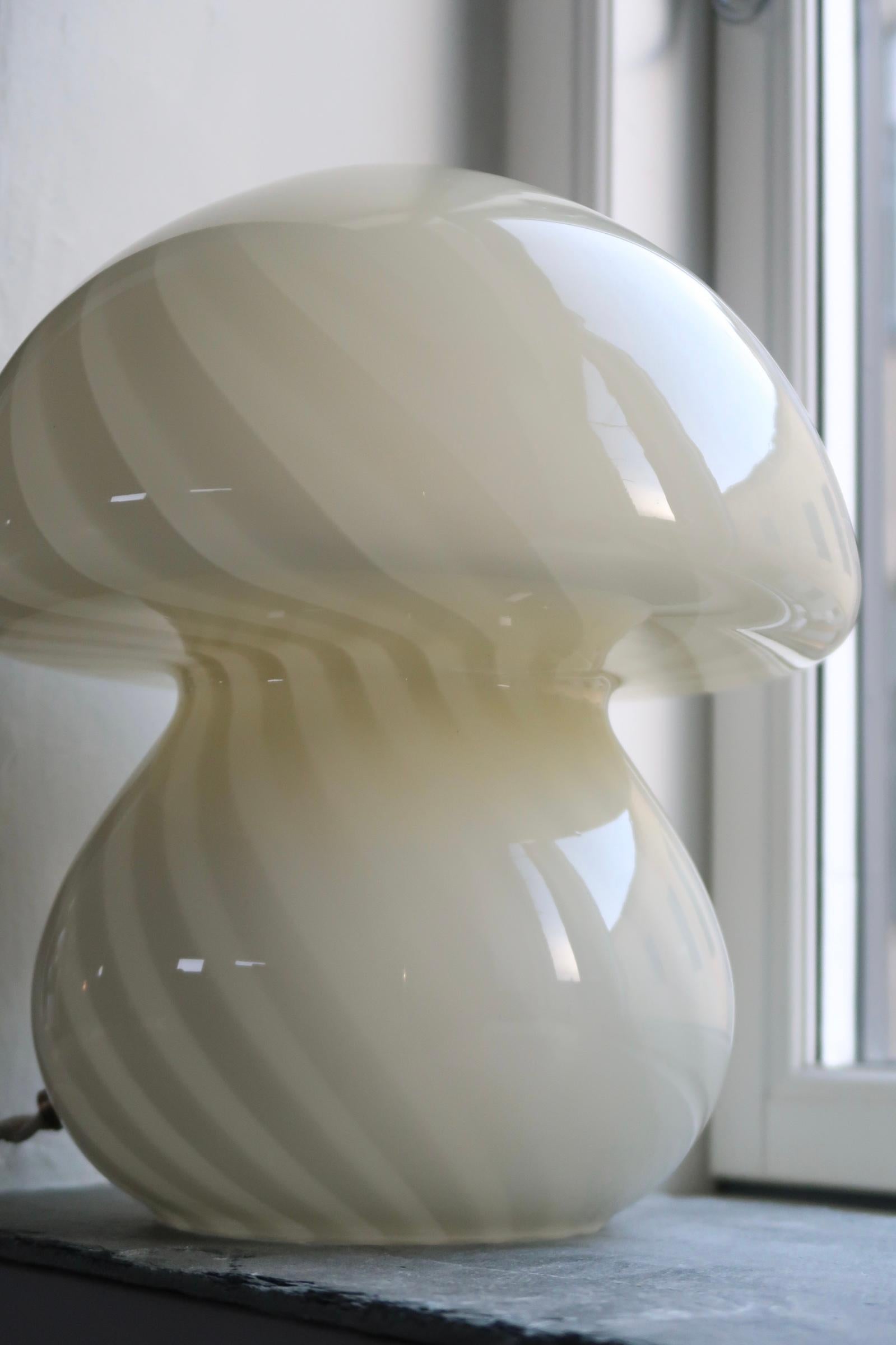 Vintage Murano creme yellow champignon mushroom table lamp with swirl in glass In Good Condition For Sale In Copenhagen, DK