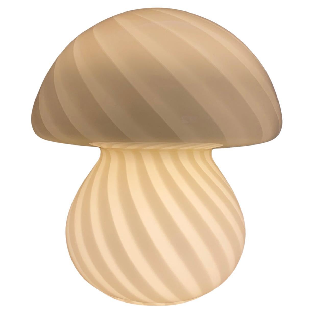Lampe de table vintage de Murano champignon jaune crème avec tourbillon en verre