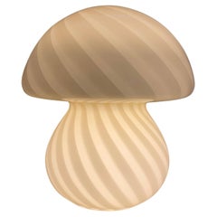 Lampe de table vintage de Murano champignon jaune crème avec tourbillon en verre