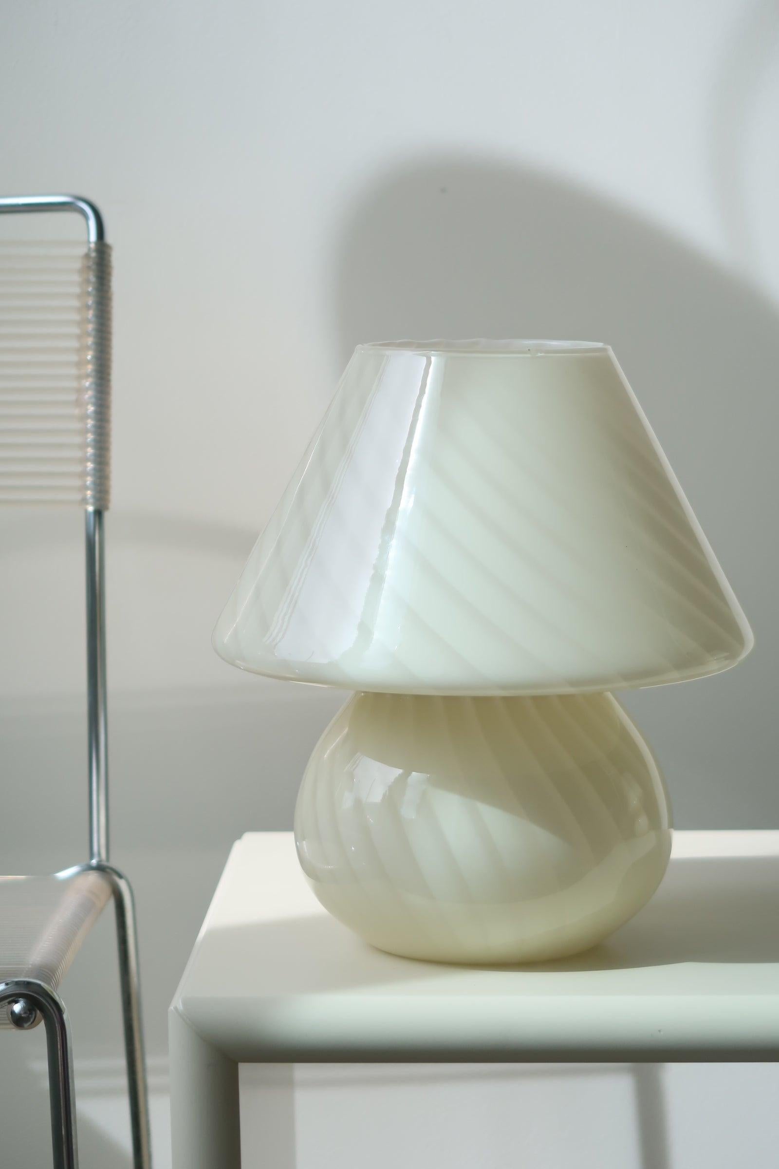 Vintage Medium Murano Pilz Tischlampe in einem schönen, zarten cremegelben Schatten. Mundgeblasen aus einem Stück Glas mit Wirbelmuster. Handgefertigt in Italien, 1960er/70er Jahre, mit neuer weißer Kordel. H: 27 cm T: 24 cm
