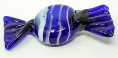 Dekoratives mundgeblasenes Muranoglas mit blauem, hartem Bonbonpapier umwickelt 6,5"