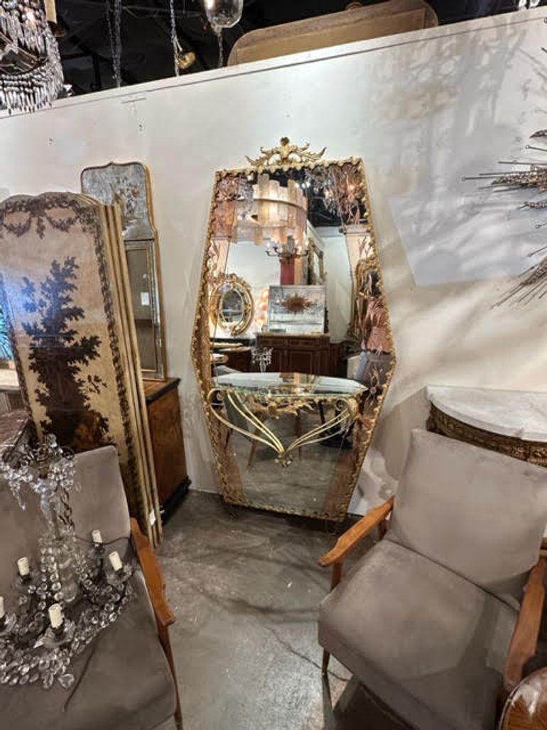 Magnifique miroir de coiffeuse vintage en verre gravé et laiton de Murano avec console. Une pièce unique qui apporte une véritable touche de classe. Magnifique !