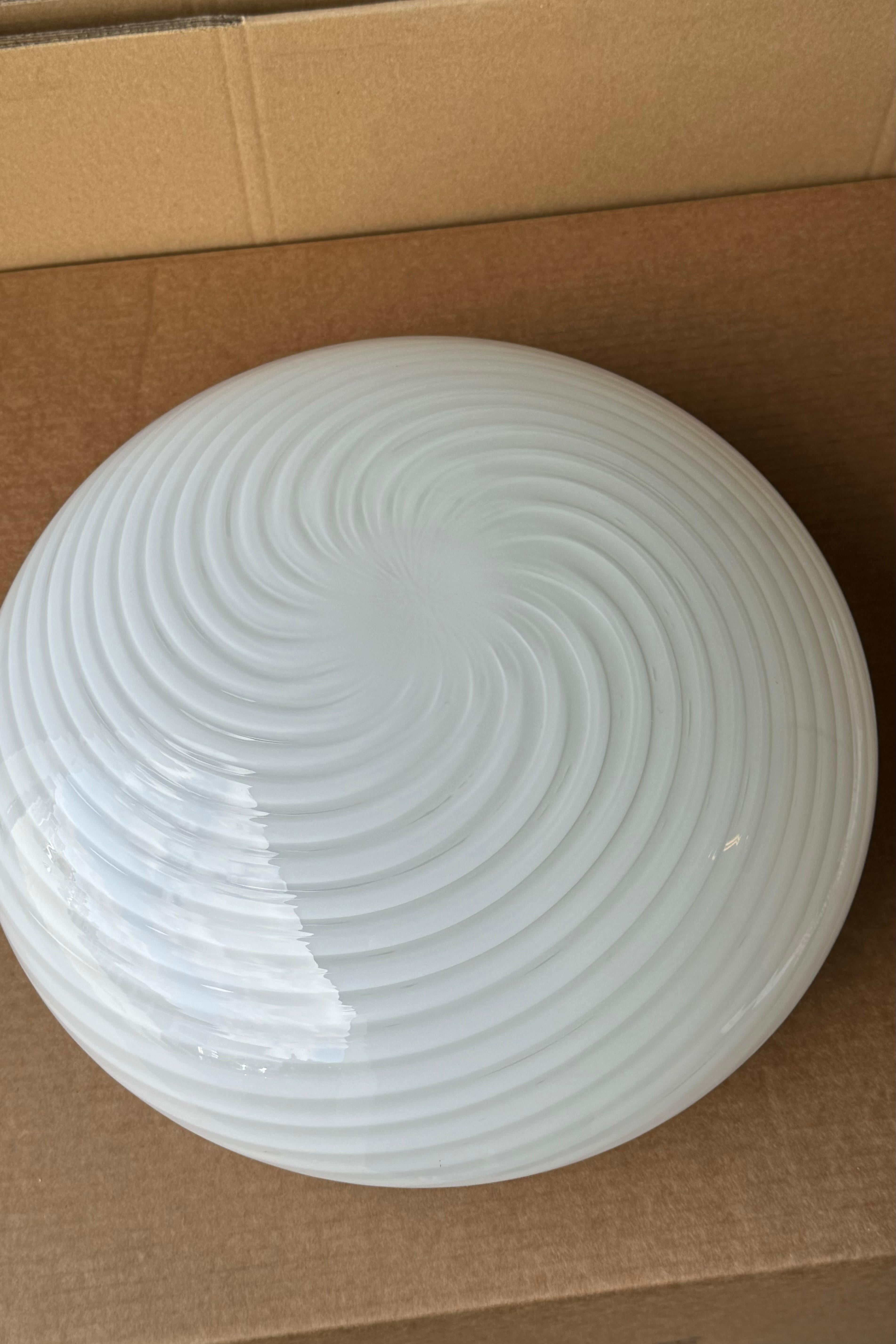Vintage Murano Flush Mount Deckenleuchte Weiß Swirl Glas, Italien 1970er im Zustand „Gut“ in København, DK