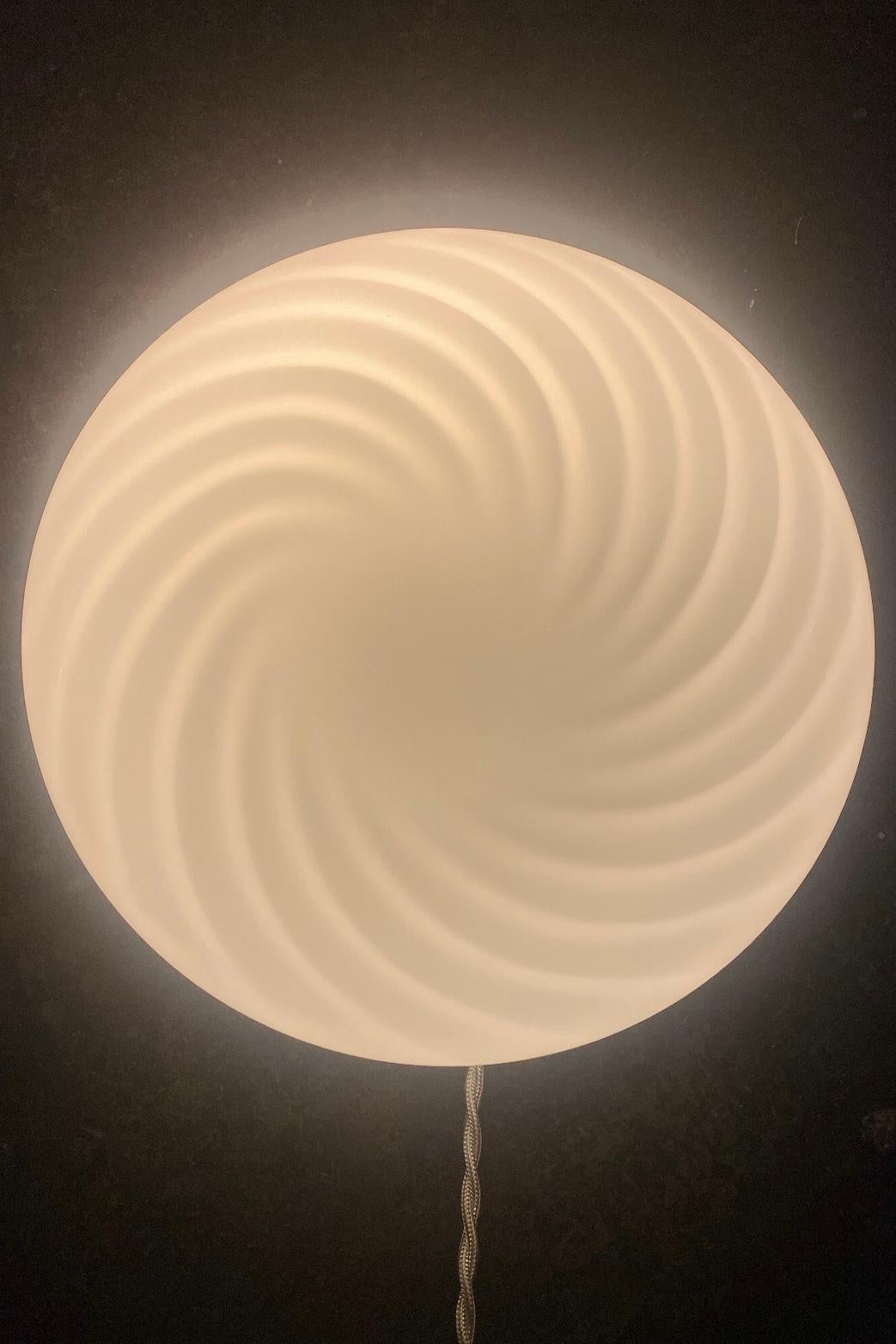 Vintage Murano plafond ceiling lamp / wall lamp. Mouth-blown white opal glass with swirl and brass color base. Handmade in Italy, 1970s. D: 25 cm⁠⁠ H: 13 cm.

