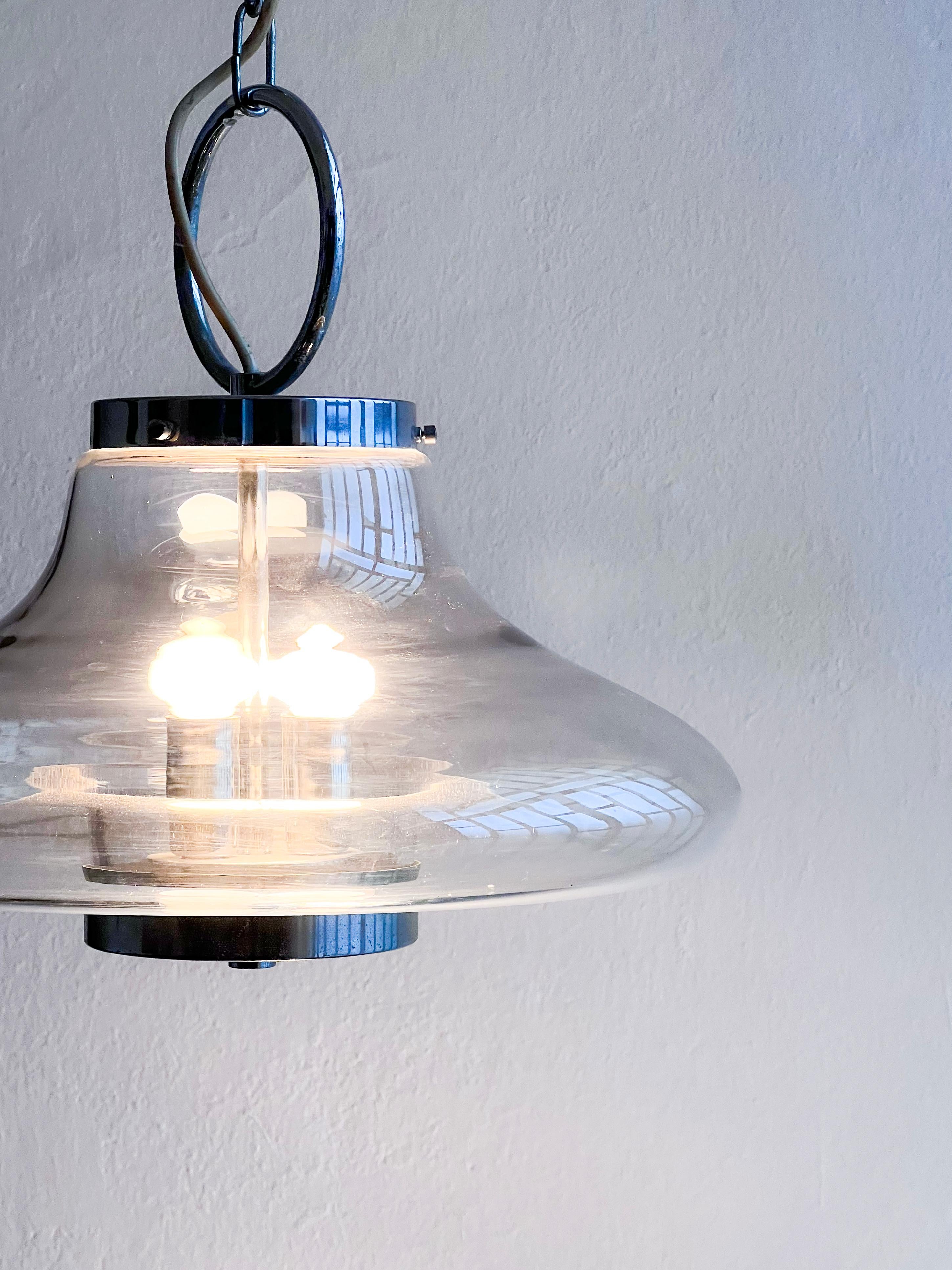 Pendentif en verre de Murano , Accent de lumière vintage , Designer de luminaires italiens des années 1970 

Superbe lustre de Murano datant de l'ère atomique, réalisé en verre soufflé transparent et conçu dans le style du célèbre designer Carlo