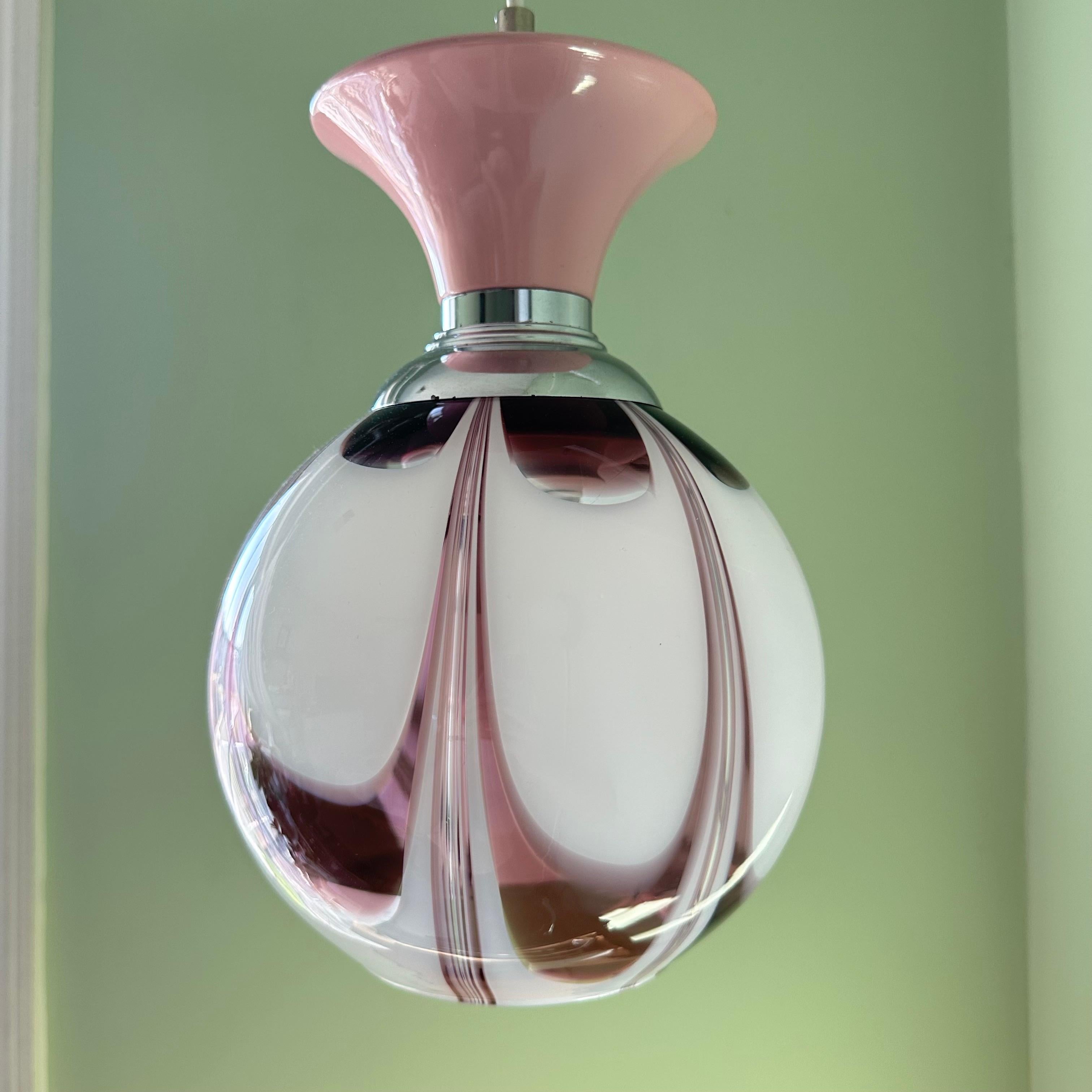 Vintage Murano Glas Amethyst lila und weiß Swirl Decke Pendelleuchte  (Moderne der Mitte des Jahrhunderts) im Angebot