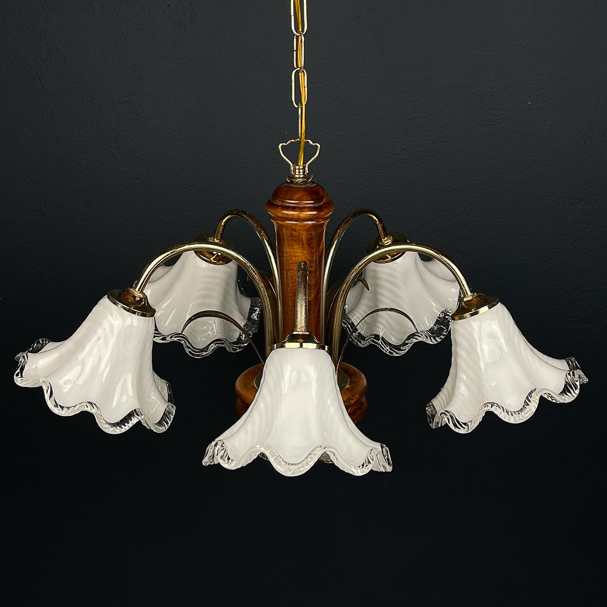Versetzen Sie sich in den Charme des Italiens der 1970er Jahre mit diesem Vintage-Kronleuchter aus Murano-Glas und Holz, der mit zarten blattförmigen Akzenten aus Messing verziert ist, die an blühende Blumen erinnern. Dieser mit viel Liebe zum