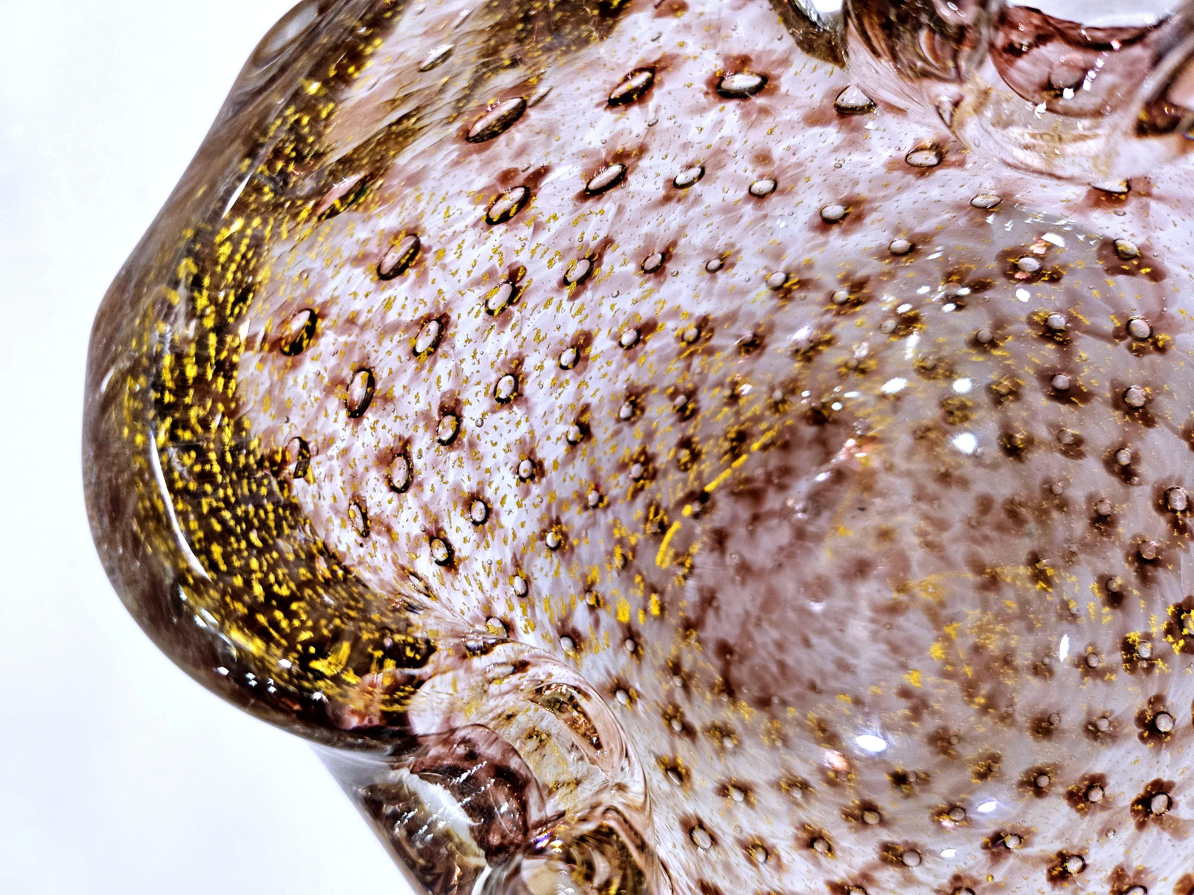 Vintage Murano Glass Barovier&Toso Gold Polveri & Bullicante Bowl / Ashtray
Une belle et dynamique œuvre d'art en verre de Murano en très bon état vintage avec des tons violacés, prune et bordeaux et des polveri dorés.
Pas d'ébréchures ni de