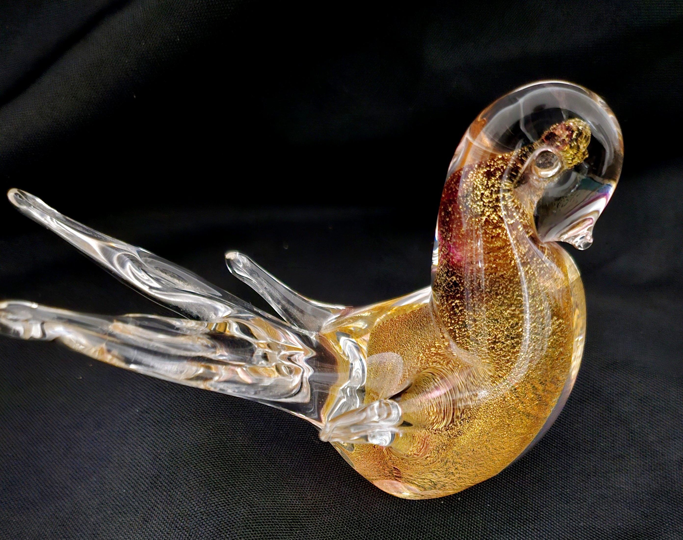 Vintage Murano Glass Bird with Gold Polveri, by Rubelli

Un joli petit oiseau infusé d'or, par l'artiste verrier de Murano Giampaolo Rubelli. 
Très bon état vintage !

Les couleurs ont tendance à paraître plus riches sur un fond sombre que sur un