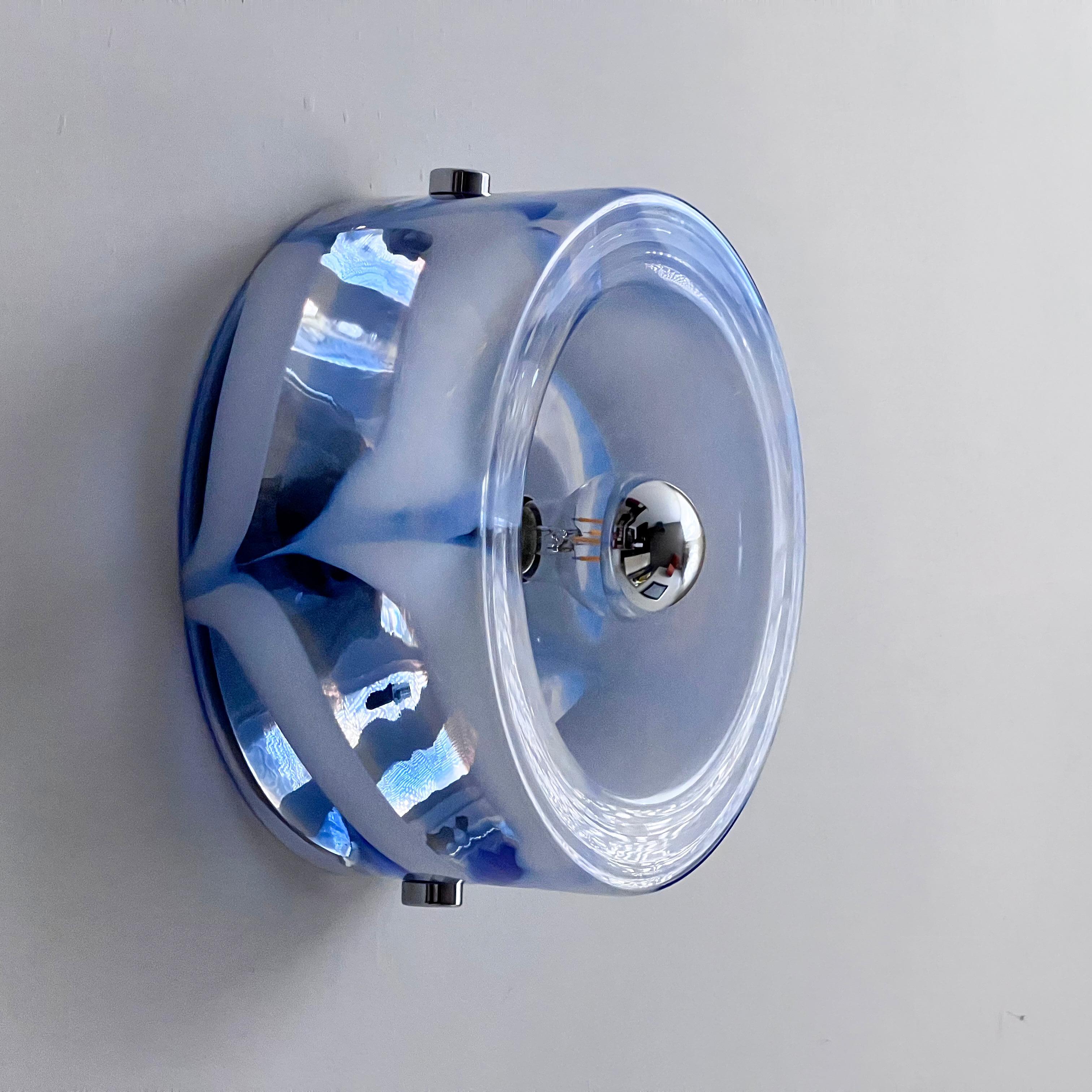 Ère spatiale Lampe murale/applique vintage en verre de Murano bleu avec vis et ampoule en métal chromé en vente