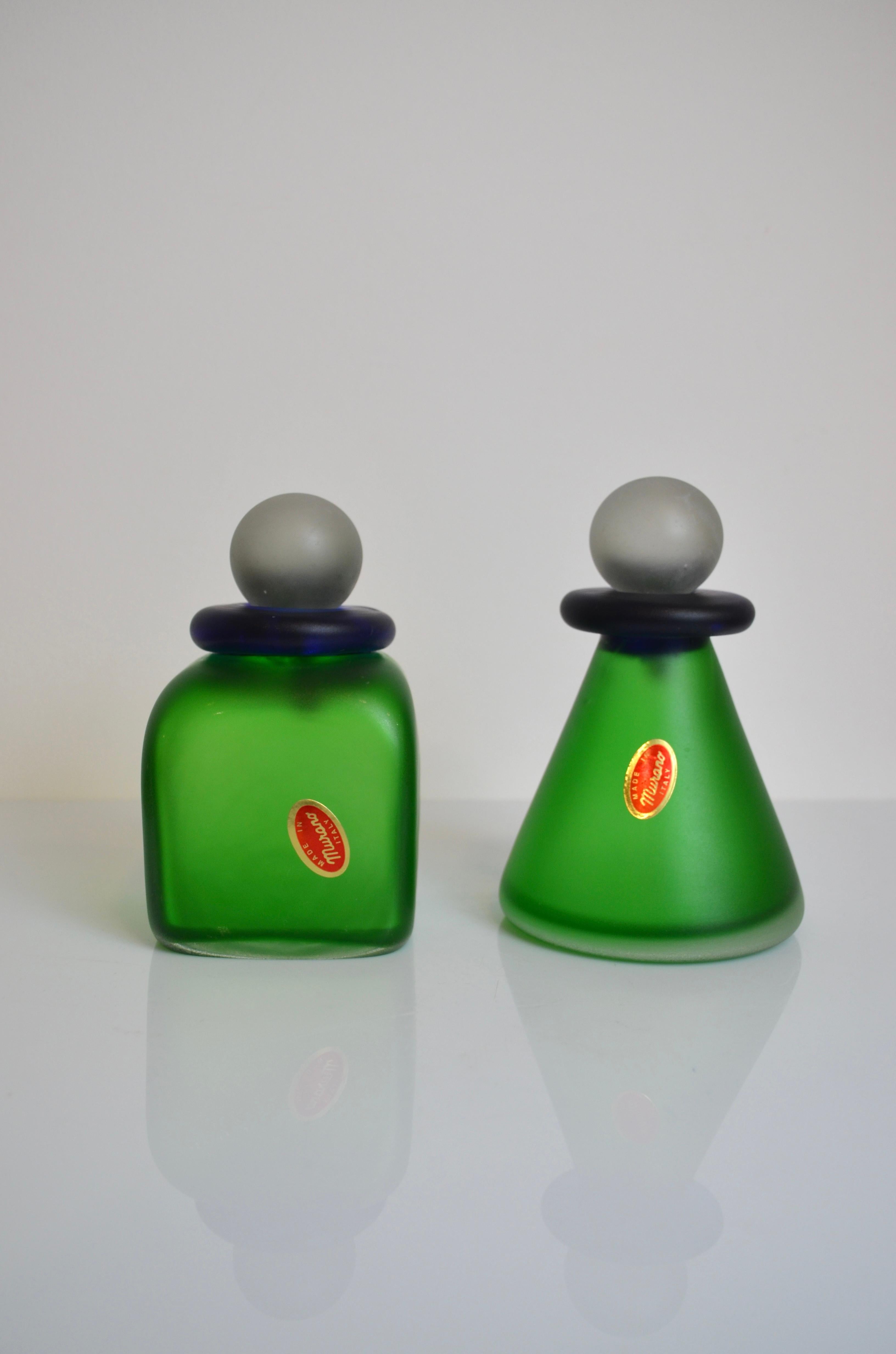 Elegante pareja de botellas de cristal de Murano.
Cada botella tiene una etiqueta que indica 