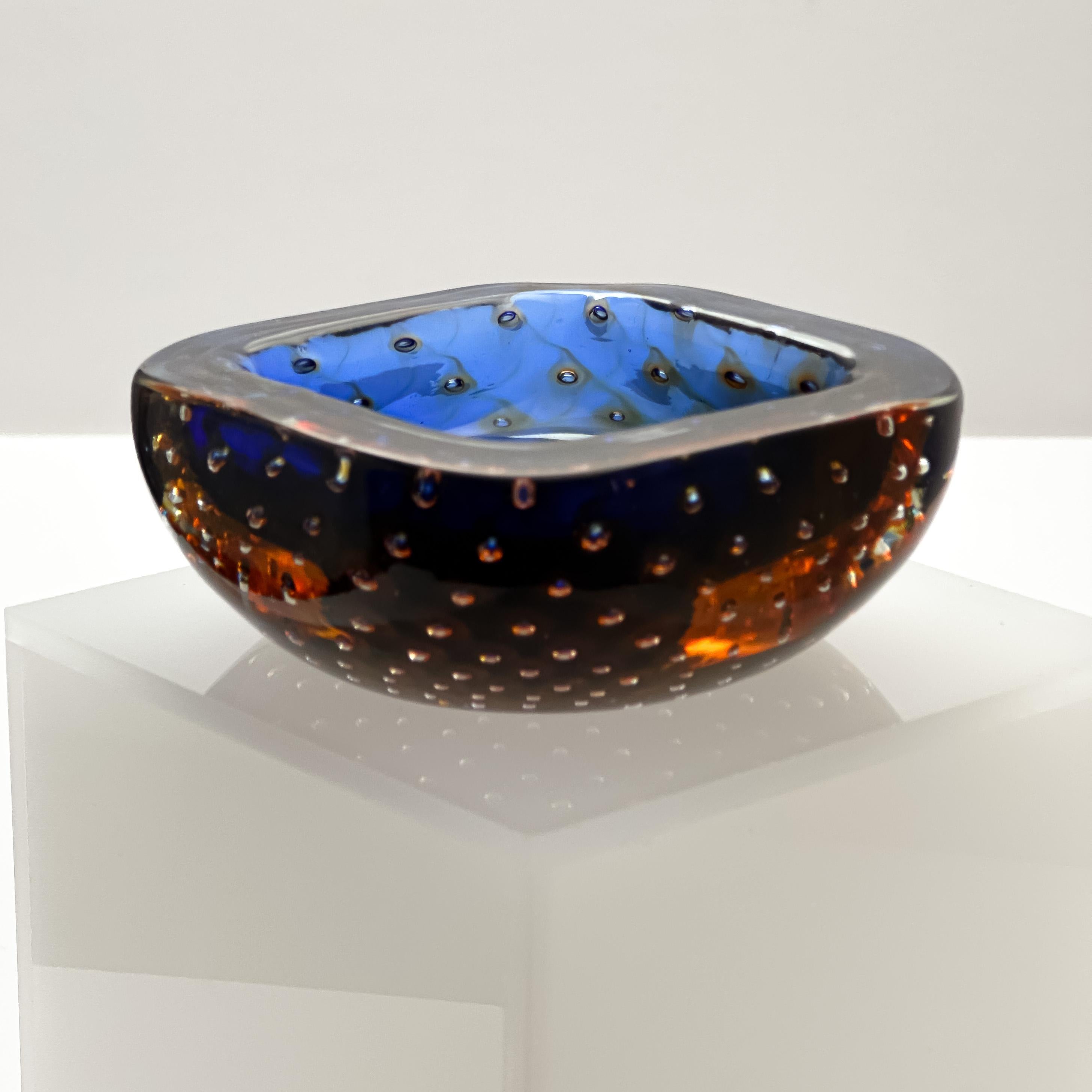 Un bol vintage raffiné en verre de Murano, attribué à Fratelli Toso, l'un des verriers les plus estimés d'Italie, vers les années 1960. 

Ce plat en verre d'art italien soufflé à la bouche illustre la technique du sommerso, où des couches de verre