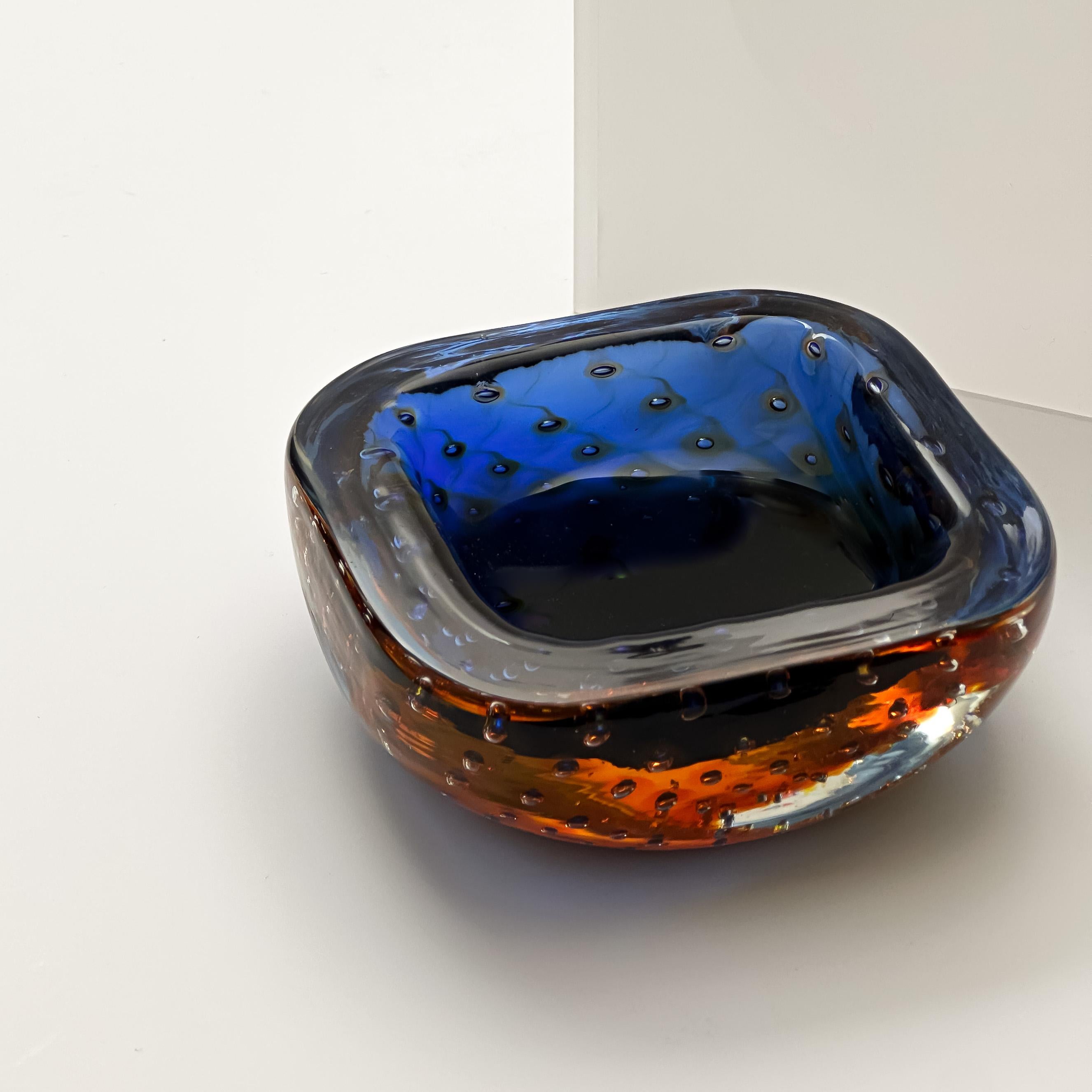 Mid-Century Modern Bol en verre de Murano bleu ambré, années 1960, Italie, attribué à Fratelli Toso en vente