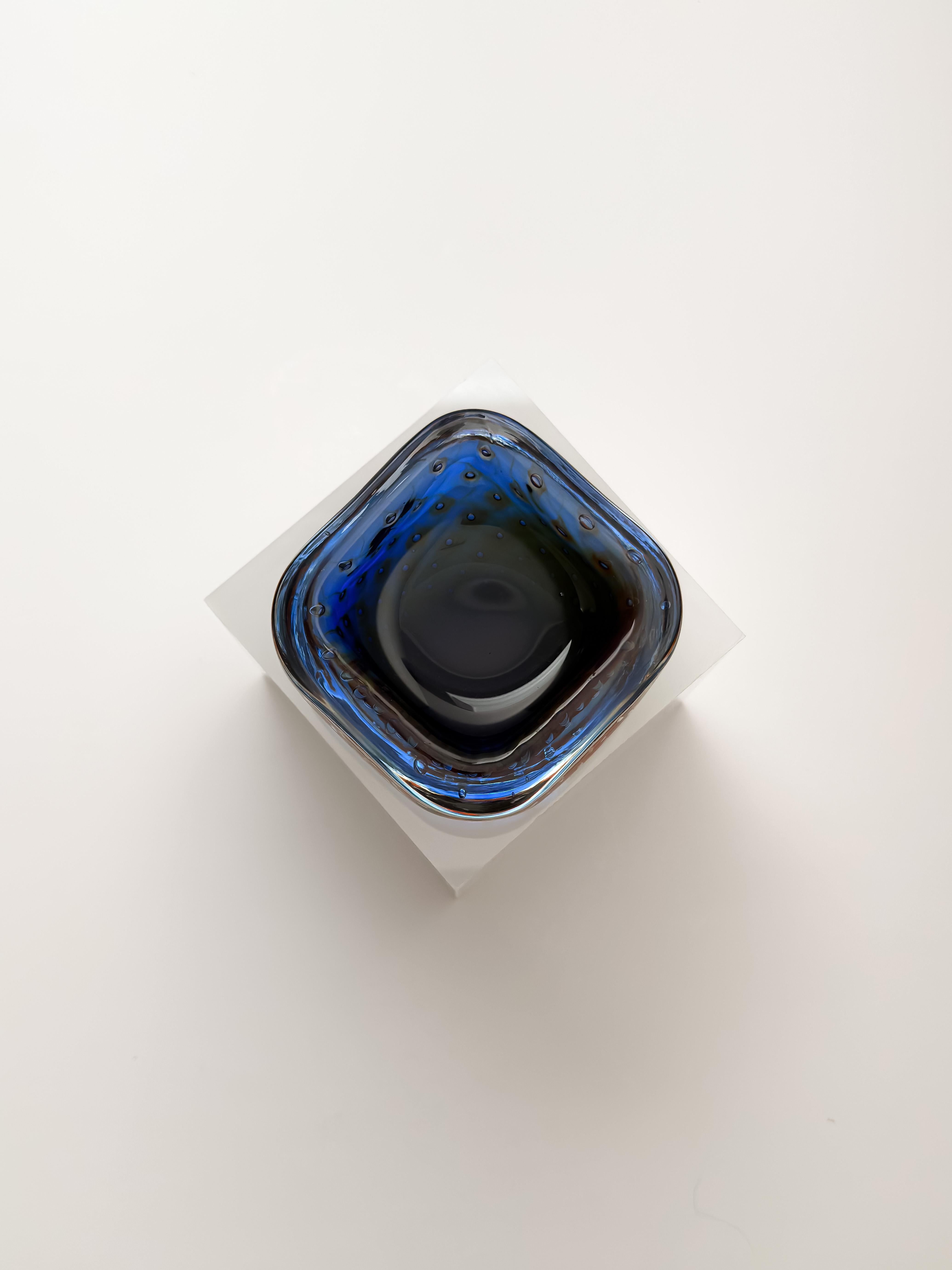 italien Bol en verre de Murano bleu ambré, années 1960, Italie, attribué à Fratelli Toso en vente