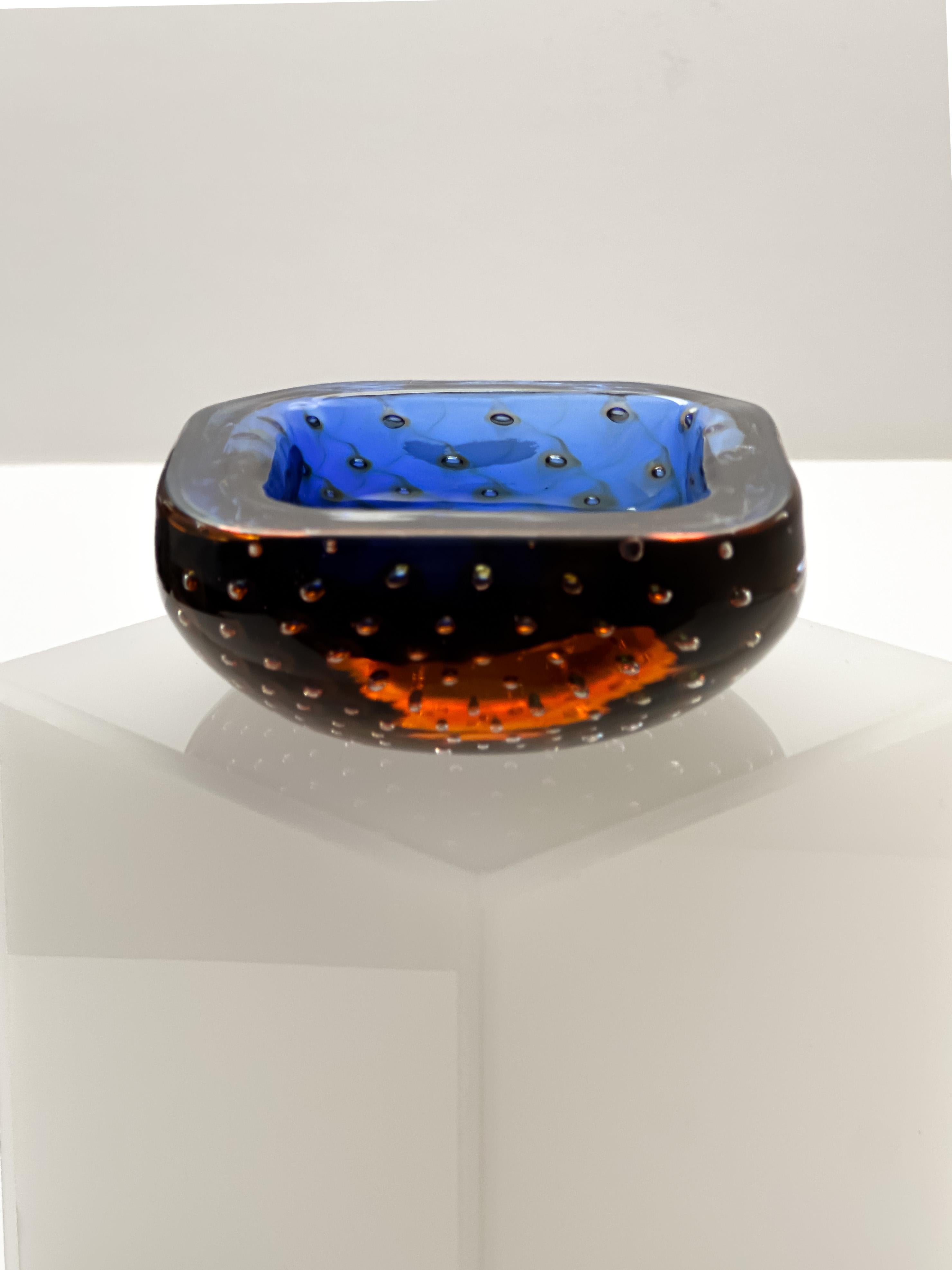 Milieu du XXe siècle Bol en verre de Murano bleu ambré, années 1960, Italie, attribué à Fratelli Toso en vente