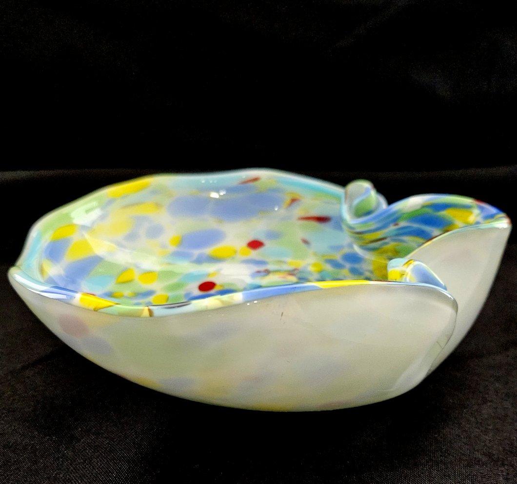 Vintage Murano Glass Bowl by Fratelli Toso (likely)
Measures about 7 x 6 x 2.5 (at highest) inches.
No chips or cracks. Good vintage condition. A bit more cleaning in the folds would be nice.

Measurements are approximate and may vary throughout the